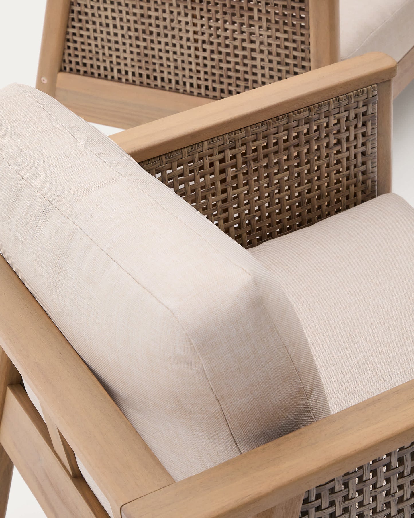 Set Alabe composto da divano a 2 posti, 2 poltrone e tavolino da salotto in legno di acacia FSC 100%