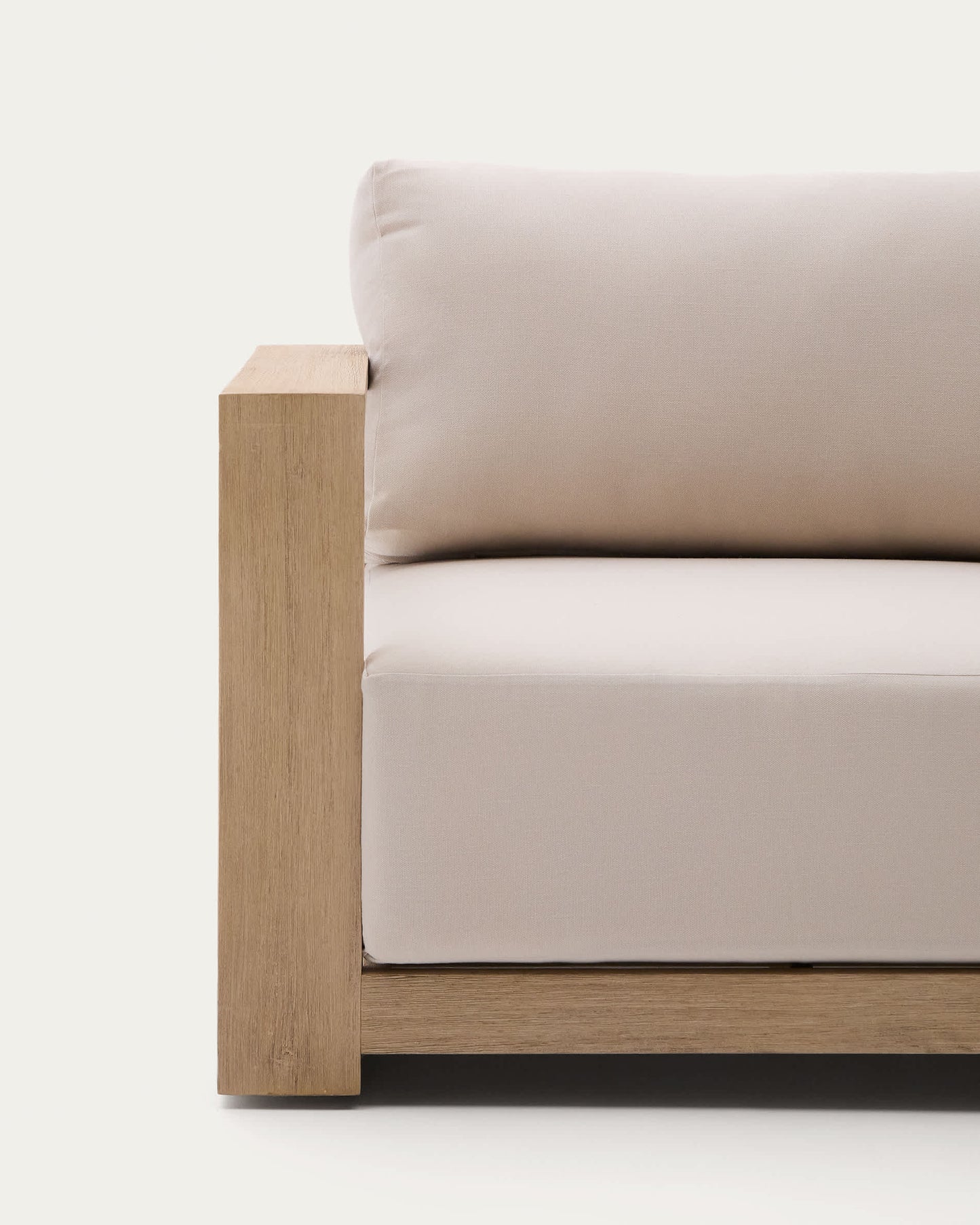 Poltrona Ambra in legno massiccio di acacia con finitura chiar