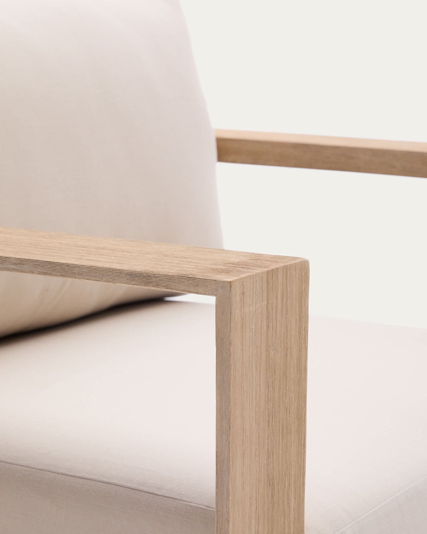 Poltrona Ambra in legno massiccio di acacia con finitura chiar