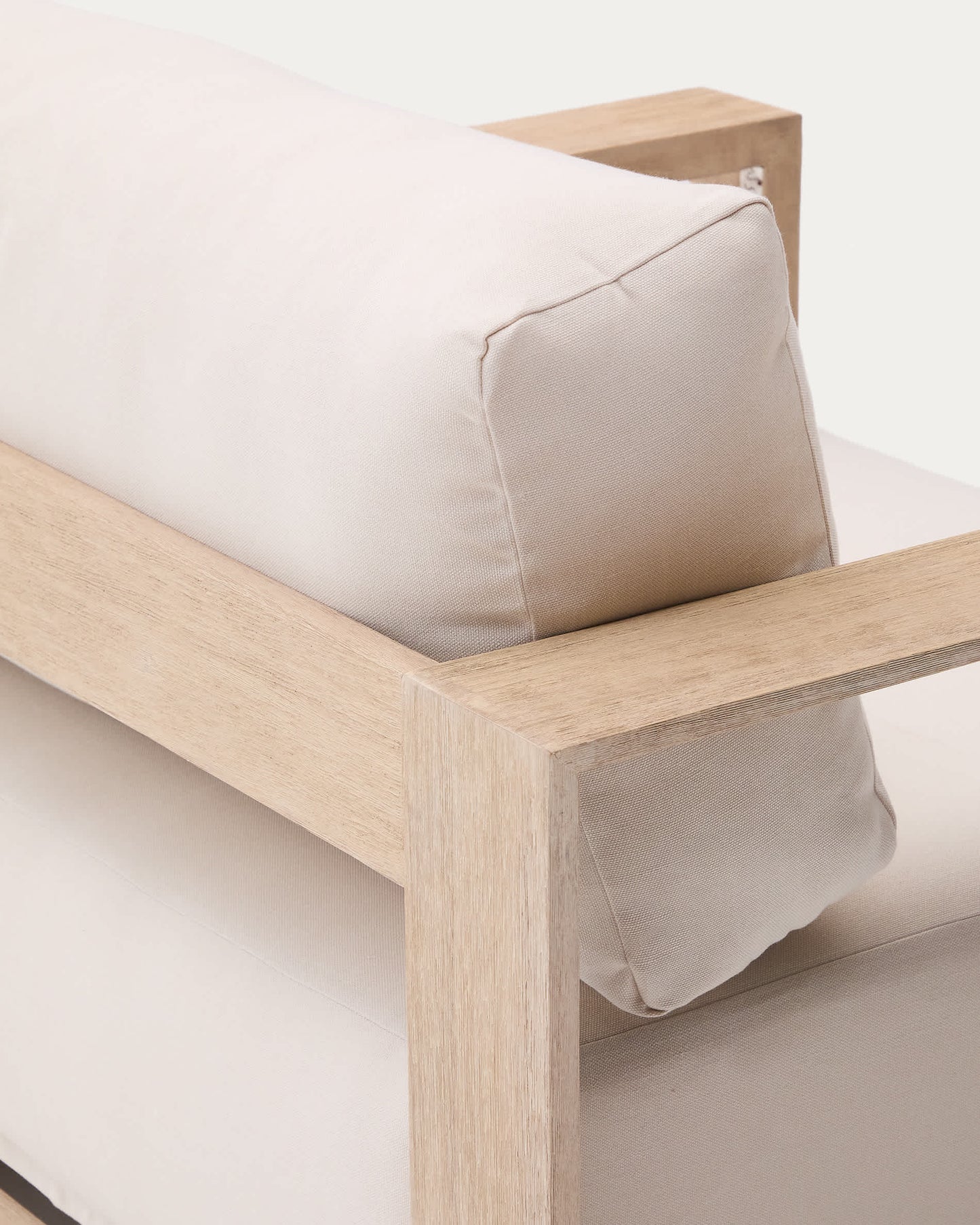 Poltrona Ambra in legno massiccio di acacia con finitura chiar