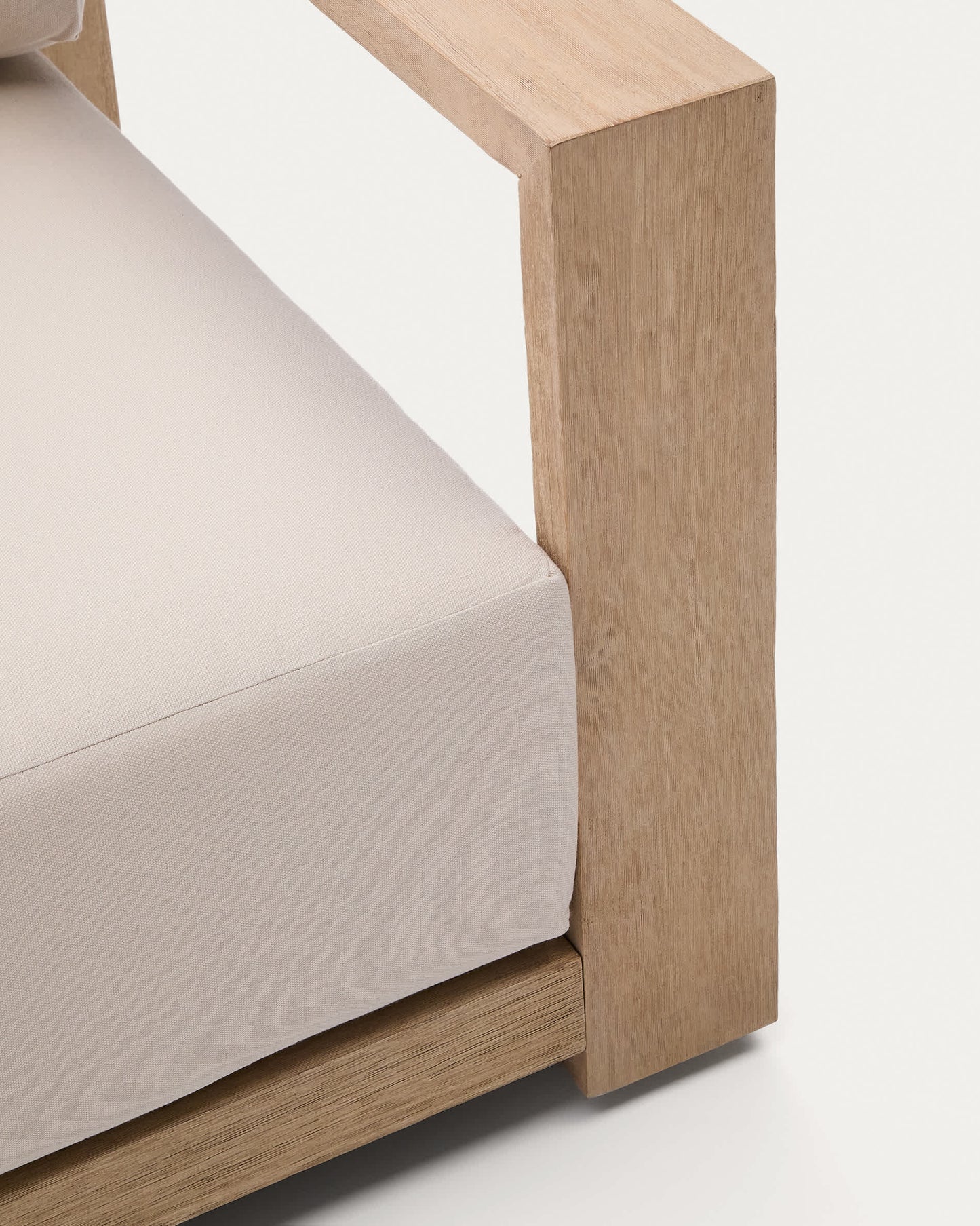 Poltrona Ambra in legno massiccio di acacia con finitura chiar