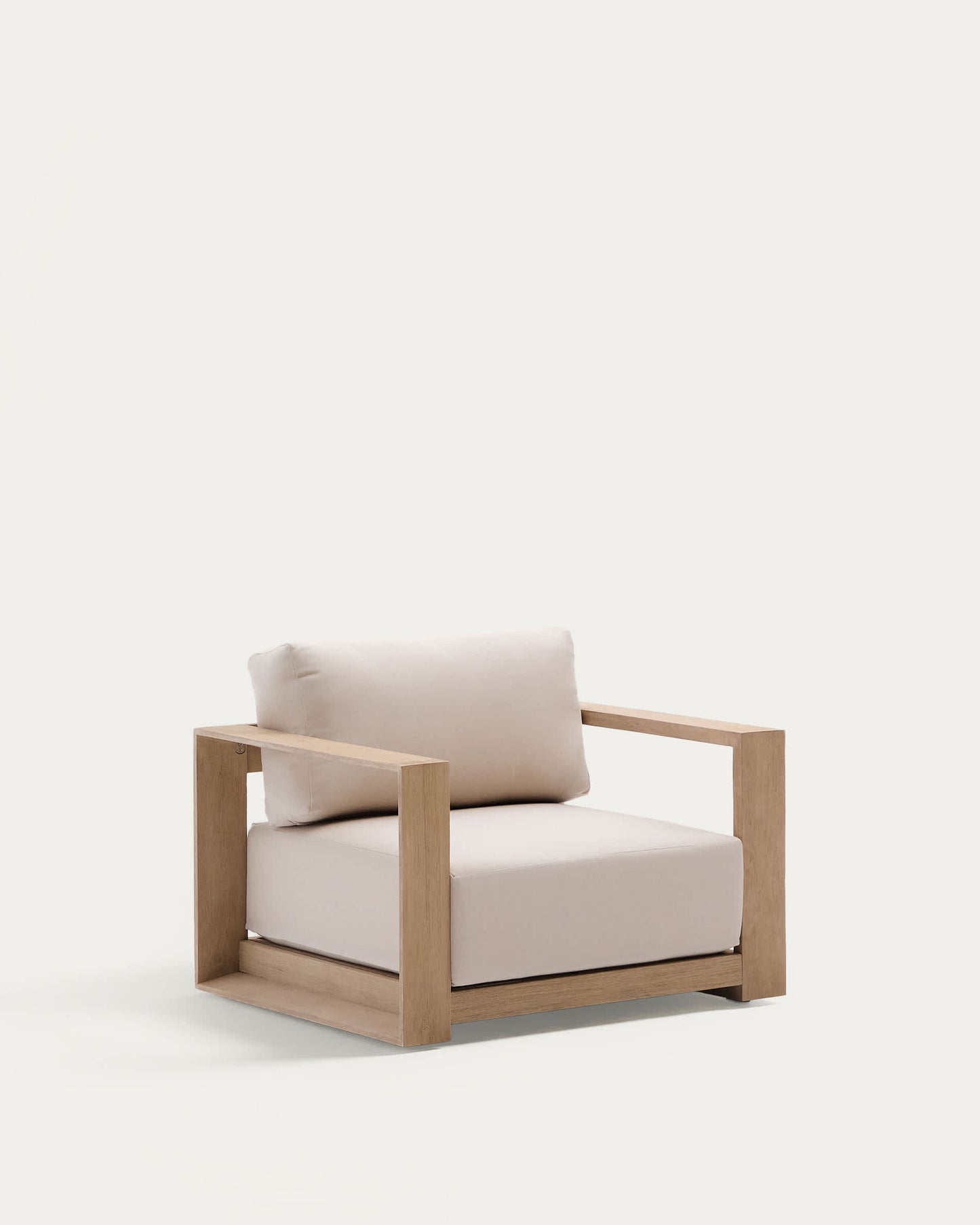 Poltrona Ambra in legno massiccio di acacia con finitura chiar