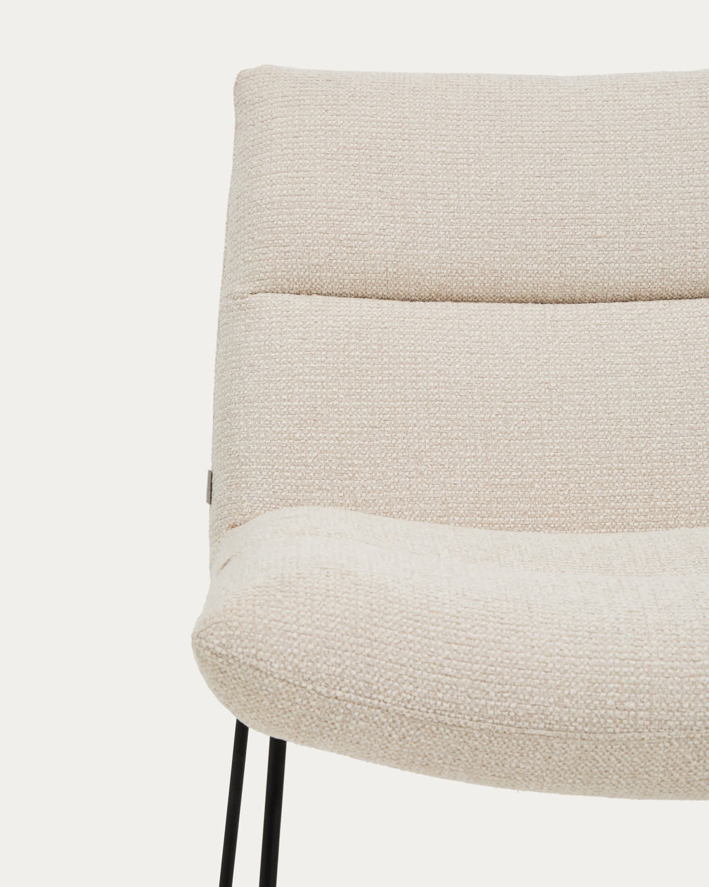 Poltrona Asen in ciniglia beige e gambe in acciaio nero FSC 100%