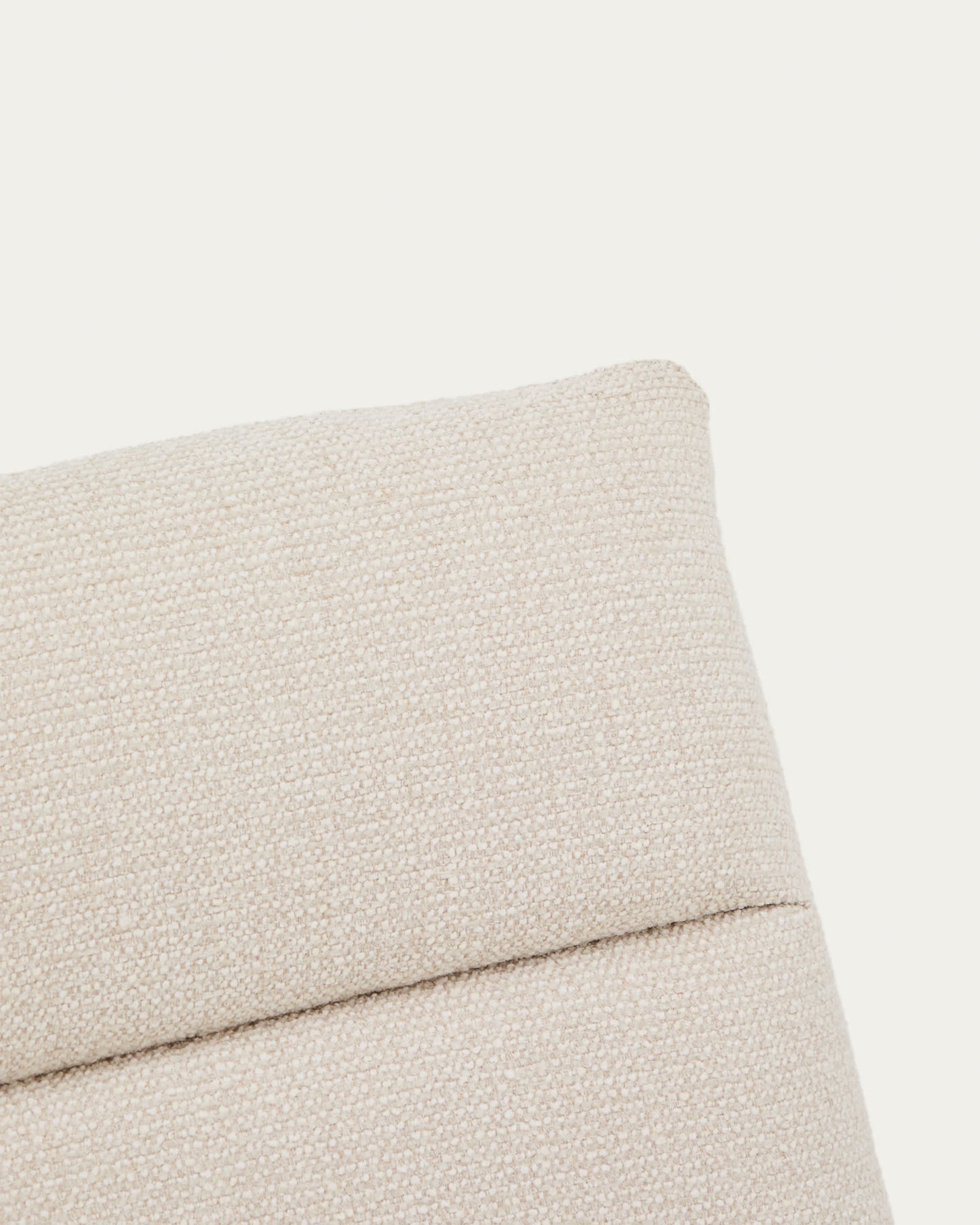 Poltrona Asen in ciniglia beige e gambe in acciaio nero FSC 100%