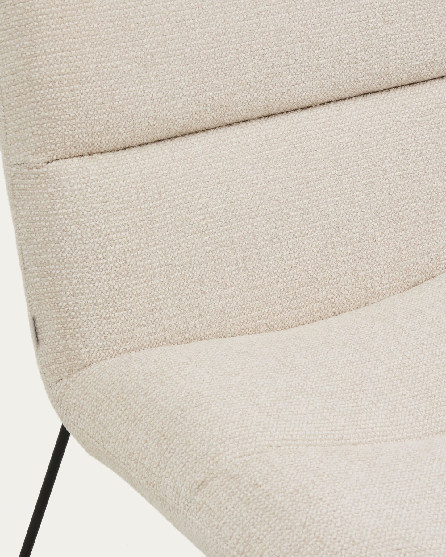 Poltrona Asen in ciniglia beige e gambe in acciaio nero FSC 100%