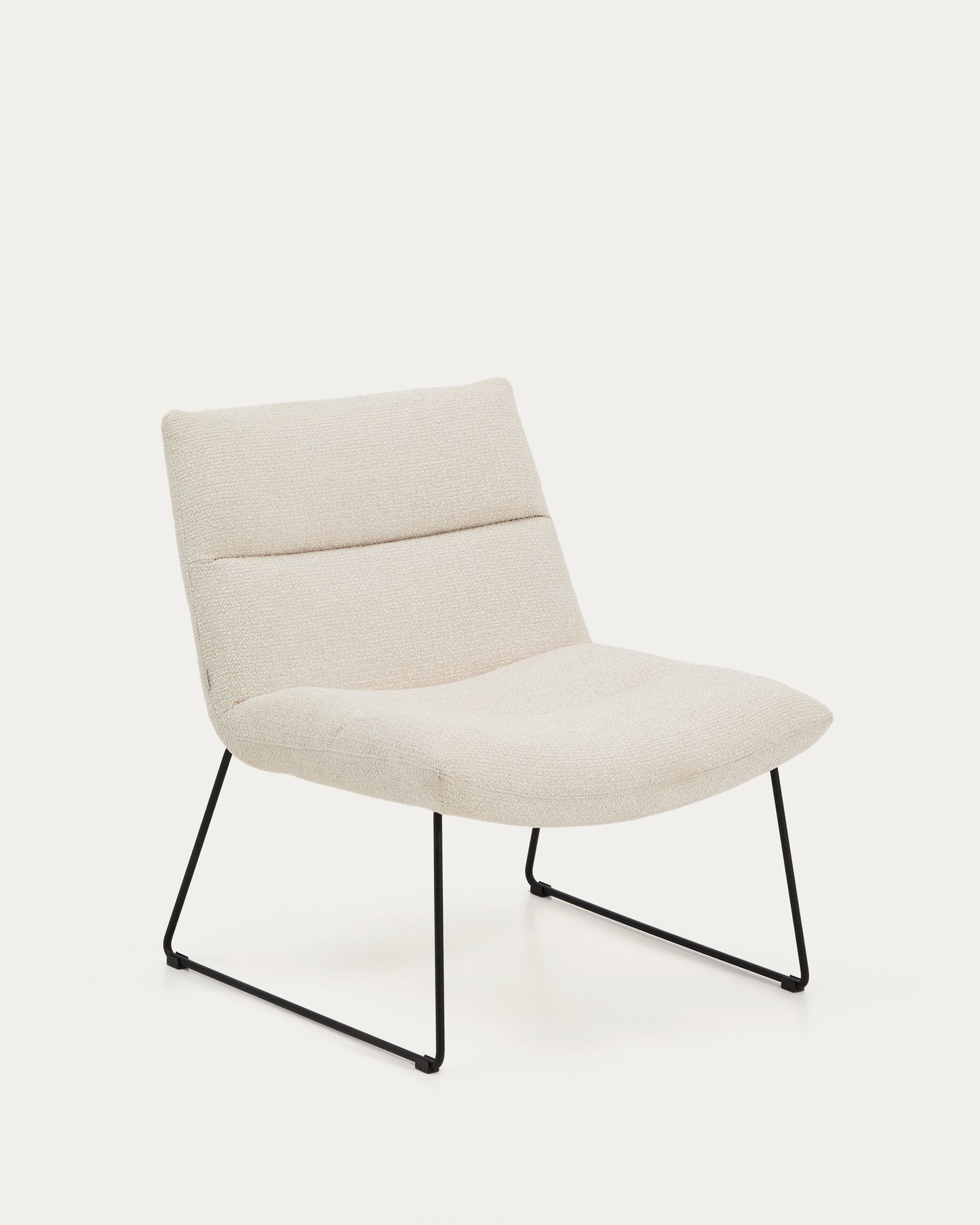 Poltrona Asen in ciniglia beige e gambe in acciaio nero FSC 100%