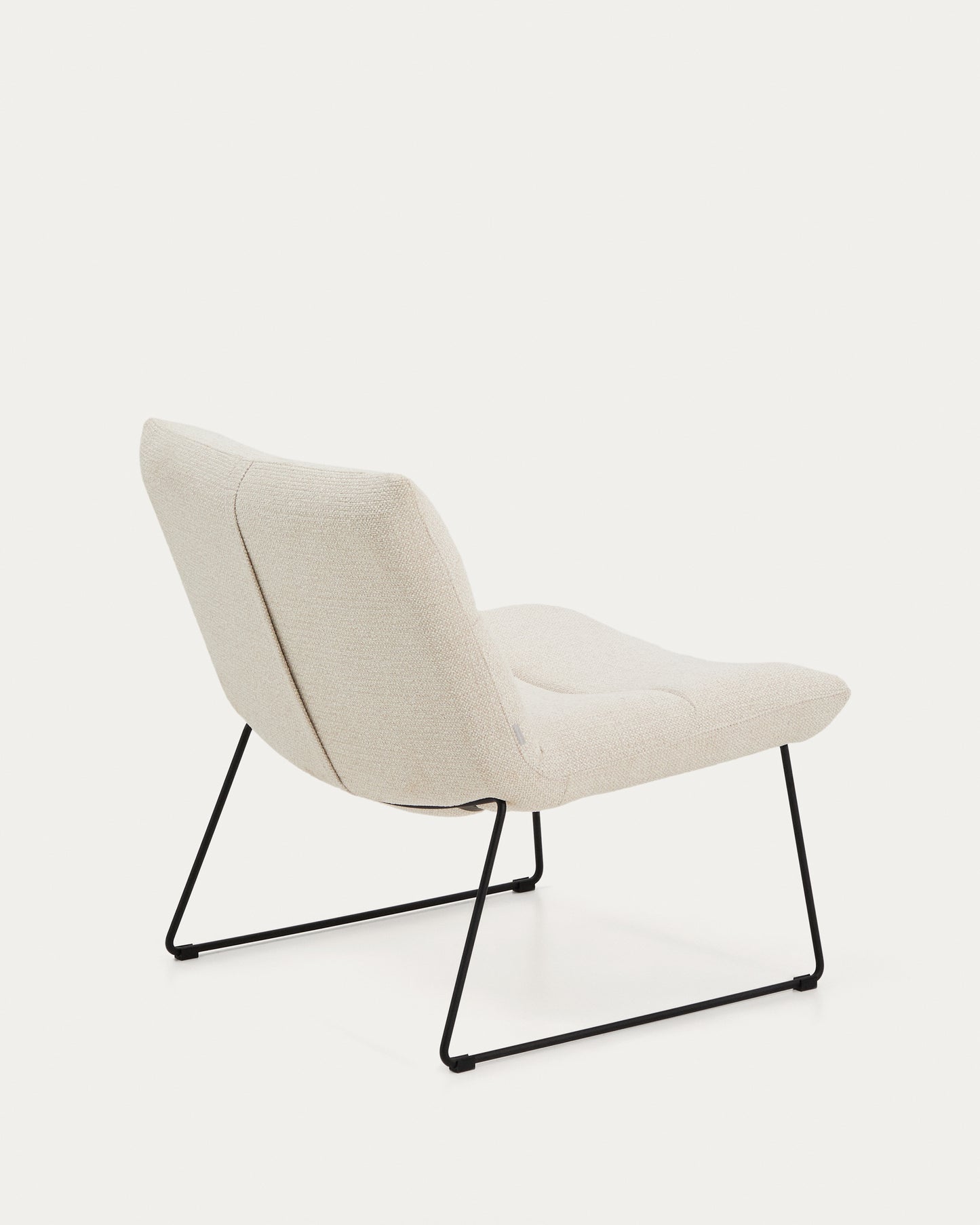 Poltrona Asen in ciniglia beige e gambe in acciaio nero FSC 100%