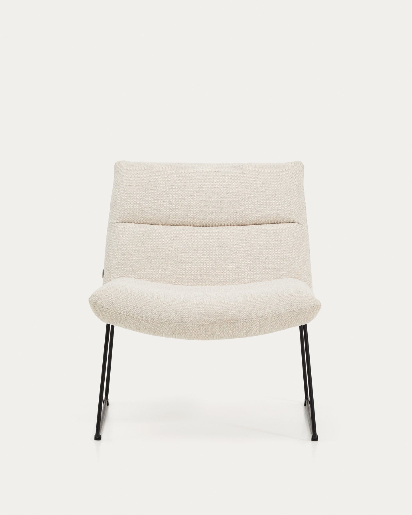 Poltrona Asen in ciniglia beige e gambe in acciaio nero FSC 100%