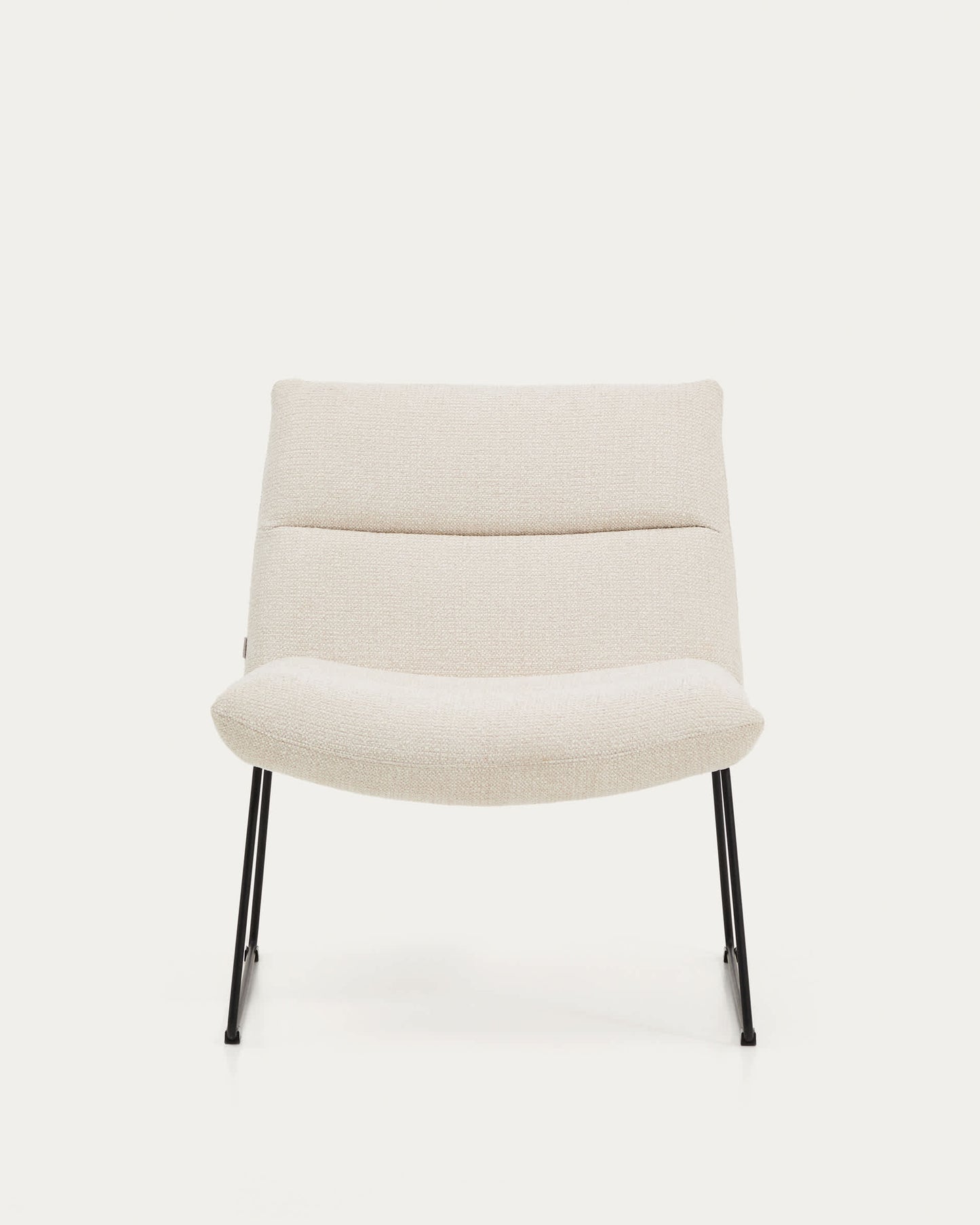Poltrona Asen in ciniglia beige e gambe in acciaio nero FSC 100%