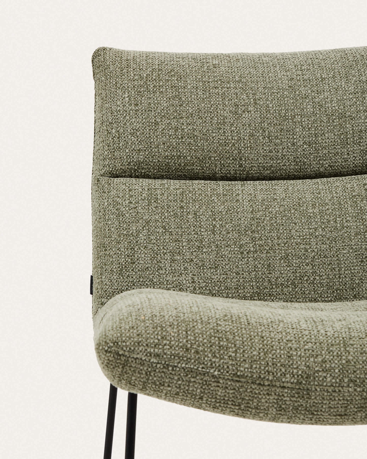 Poltrona Asen in ciniglia verde e gambe in acciaio nero FSC 100%