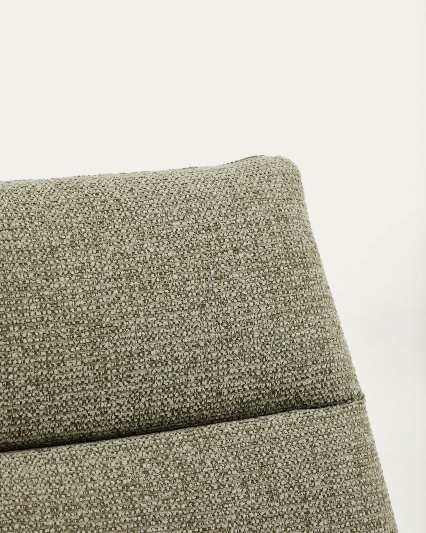 Poltrona Asen in ciniglia verde e gambe in acciaio nero FSC 100%