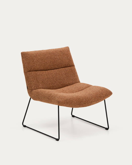 Poltrona Asen in ciniglia color terracotta e gambe in acciaio nero