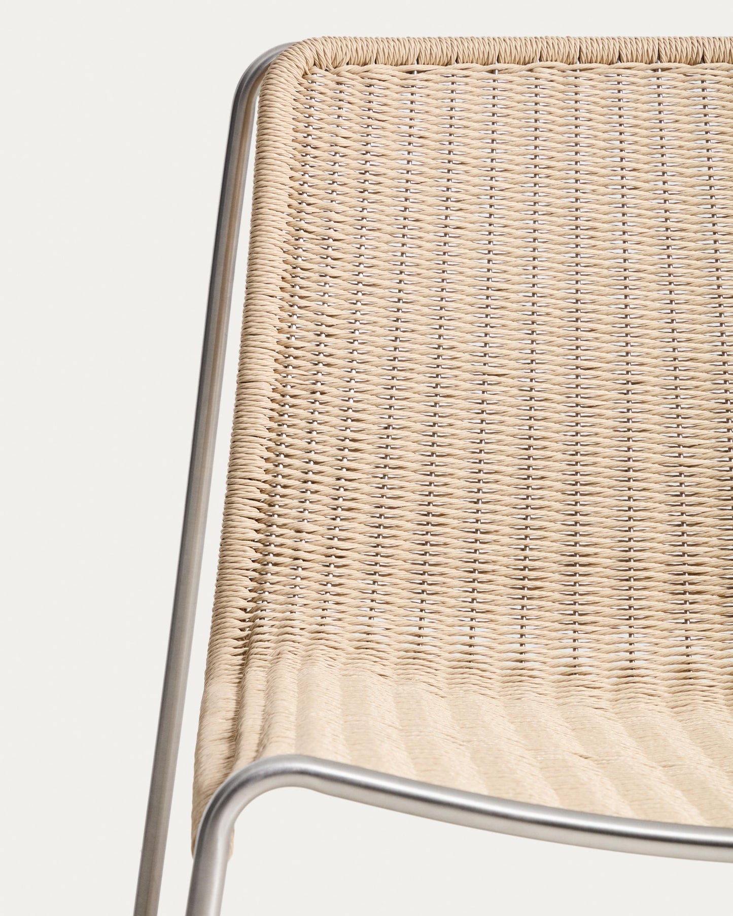 Poltrona impilabile Tavari in corda sintetica beige e acciaio inox spazzolato