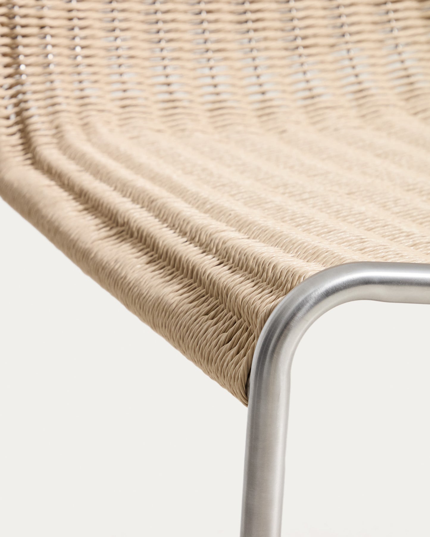 Poltrona impilabile Tavari in corda sintetica beige e acciaio inox spazzolato