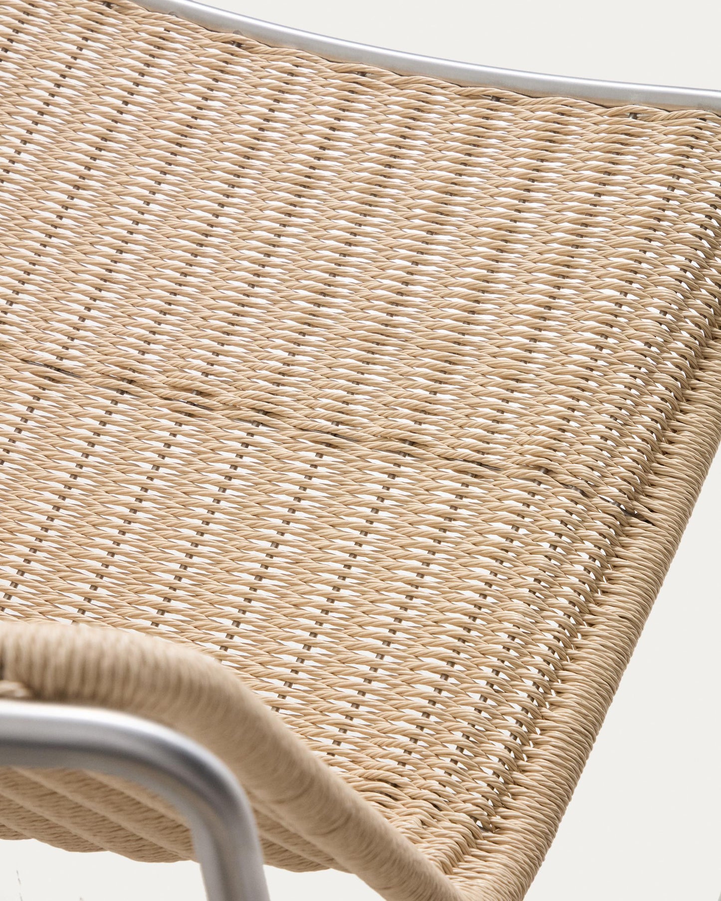 Poltrona impilabile Tavari in corda sintetica beige e acciaio inox spazzolato