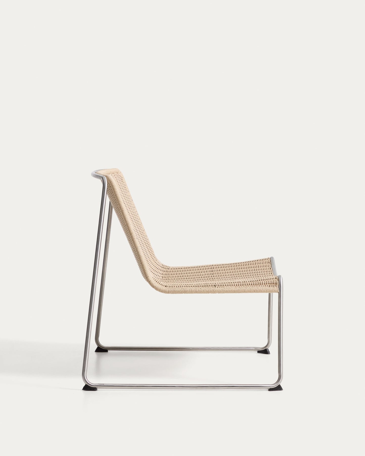 Poltrona impilabile Tavari in corda sintetica beige e acciaio inox spazzolato