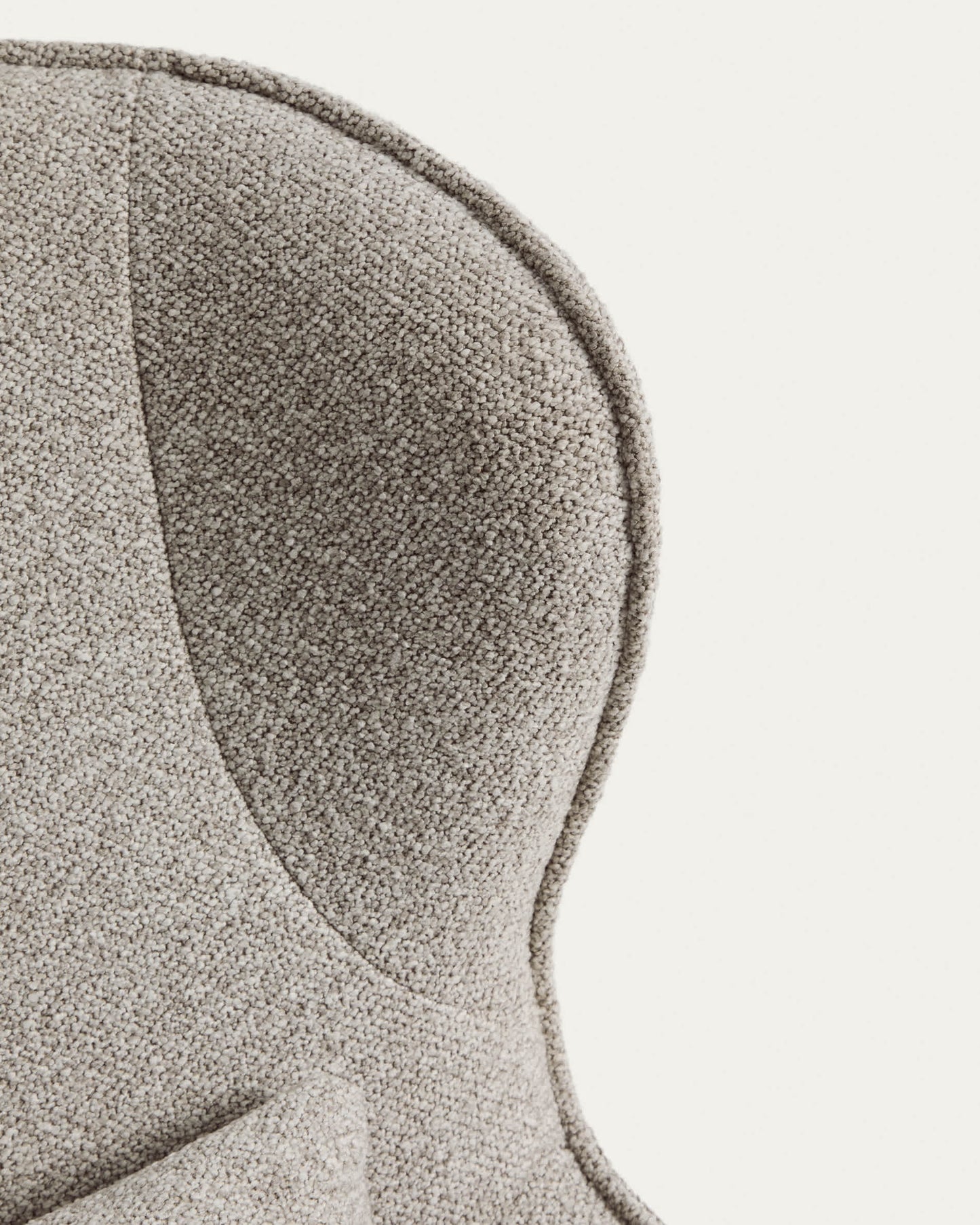 Poltrona girevole Sorile in ciniglia beige e acciaio con finitura nera FSC 100%
