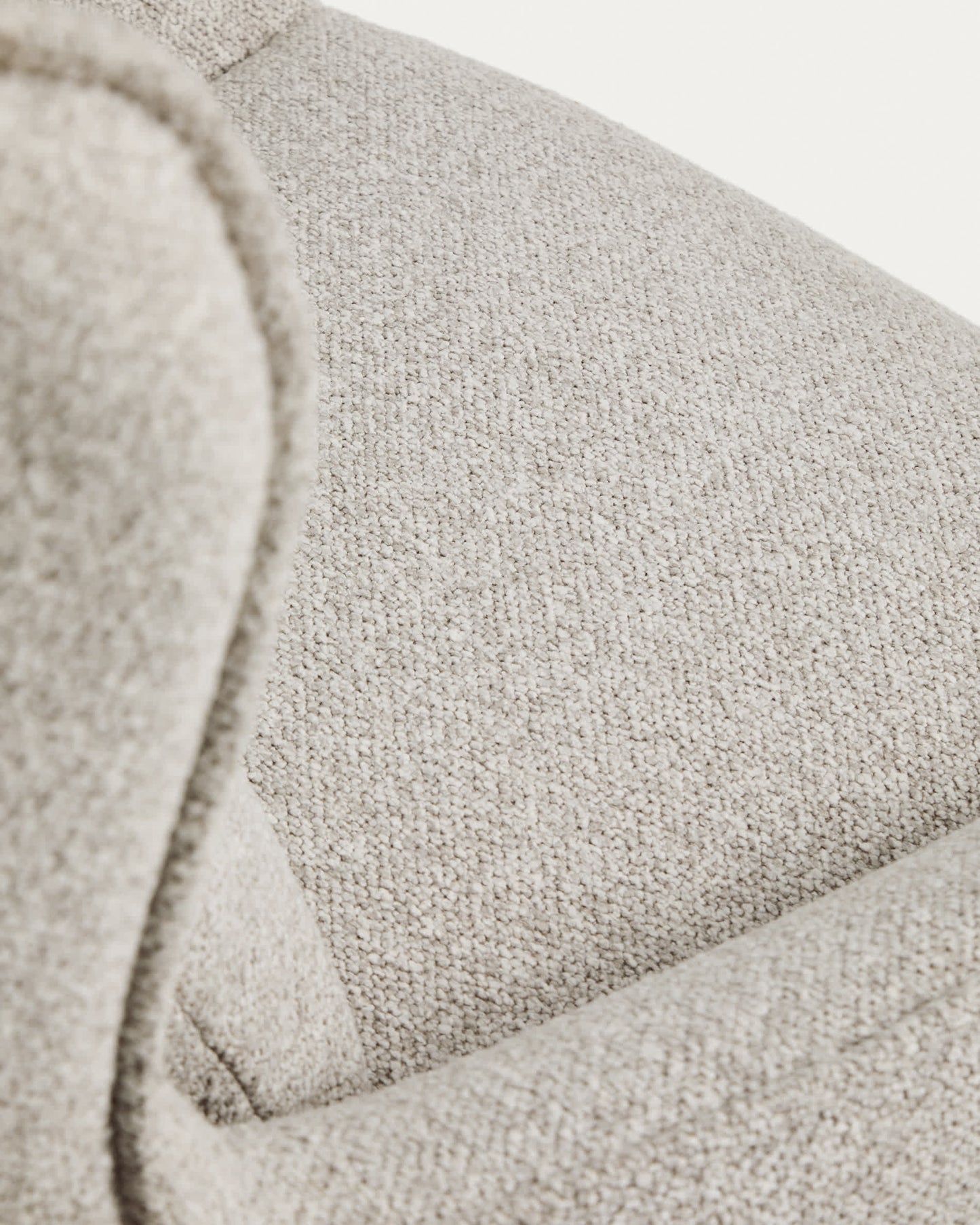 Poltrona girevole Sorile in ciniglia beige e acciaio con finitura nera FSC 100%