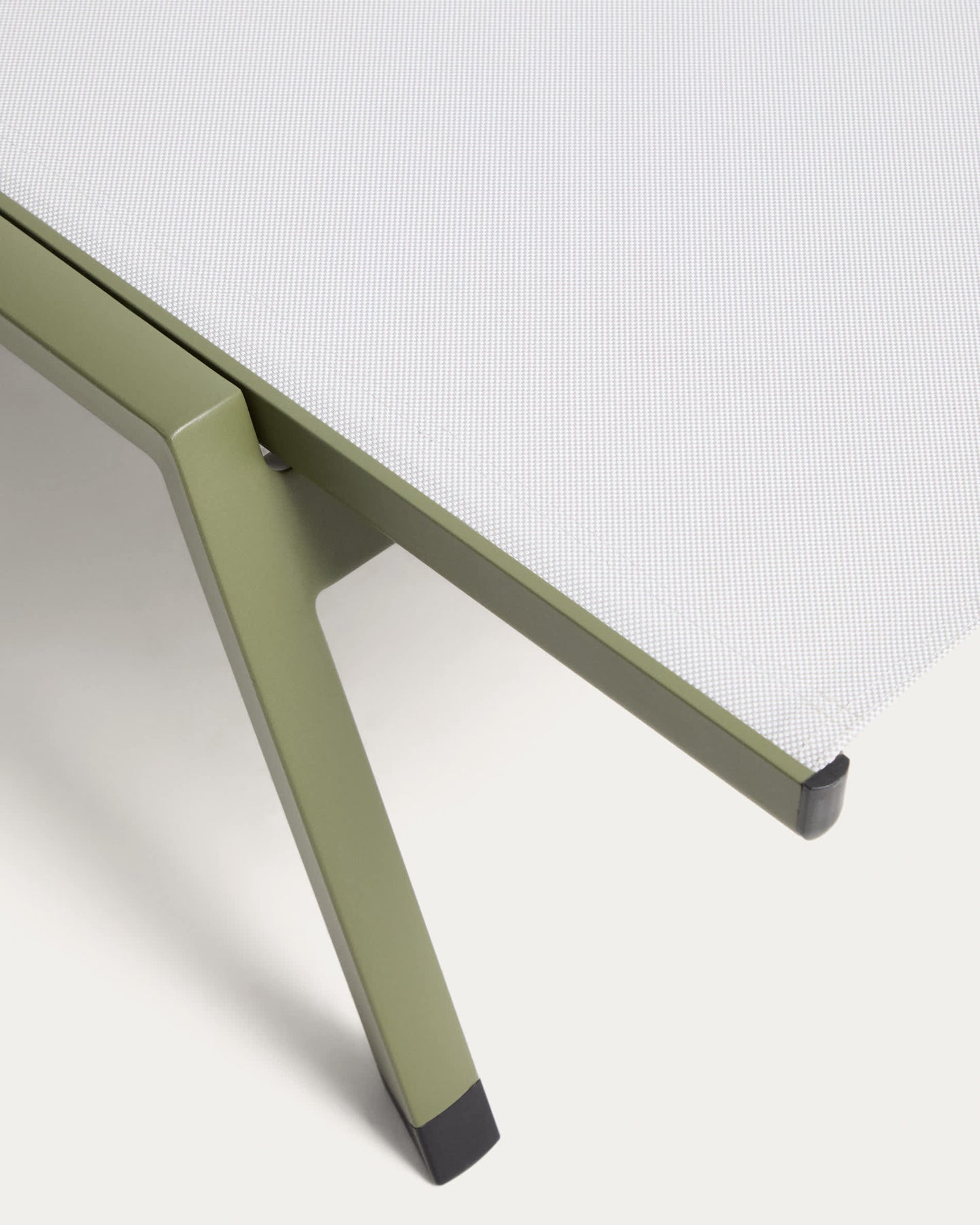 Lettino impilabile Capraia in alluminio verde e texteline beige