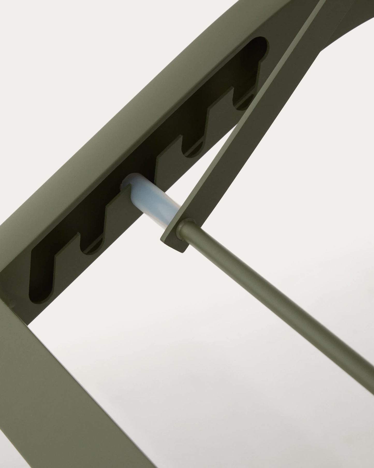 Lettino impilabile Capraia in alluminio verde e texteline beige