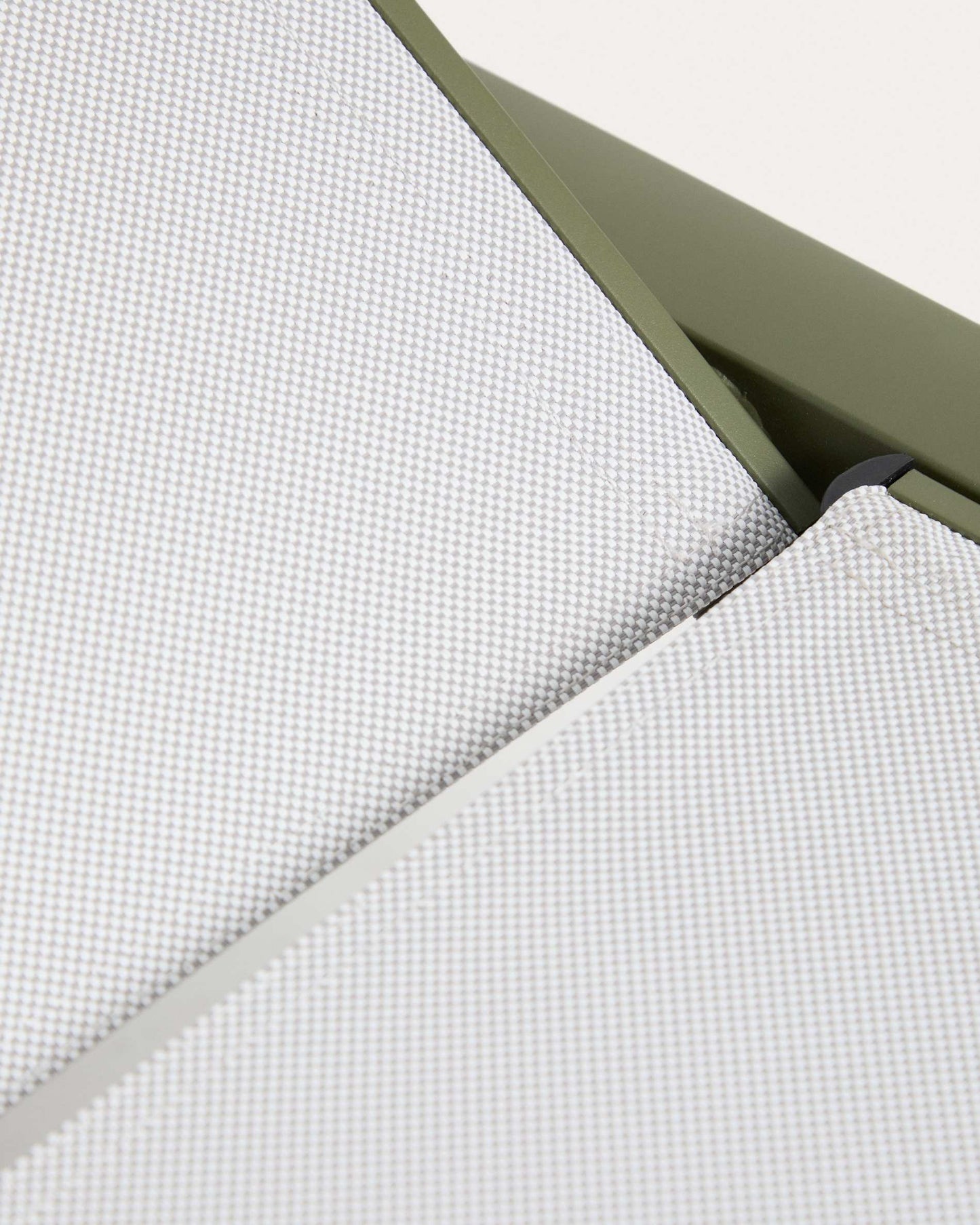 Lettino impilabile Capraia in alluminio verde e texteline beige