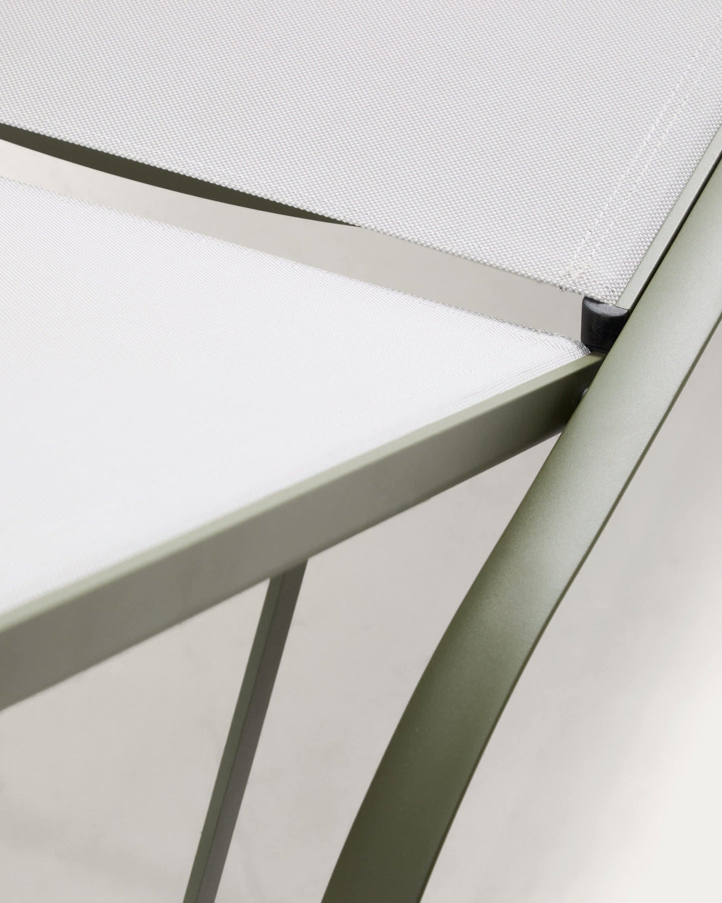 Lettino impilabile Capraia in alluminio verde e texteline beige