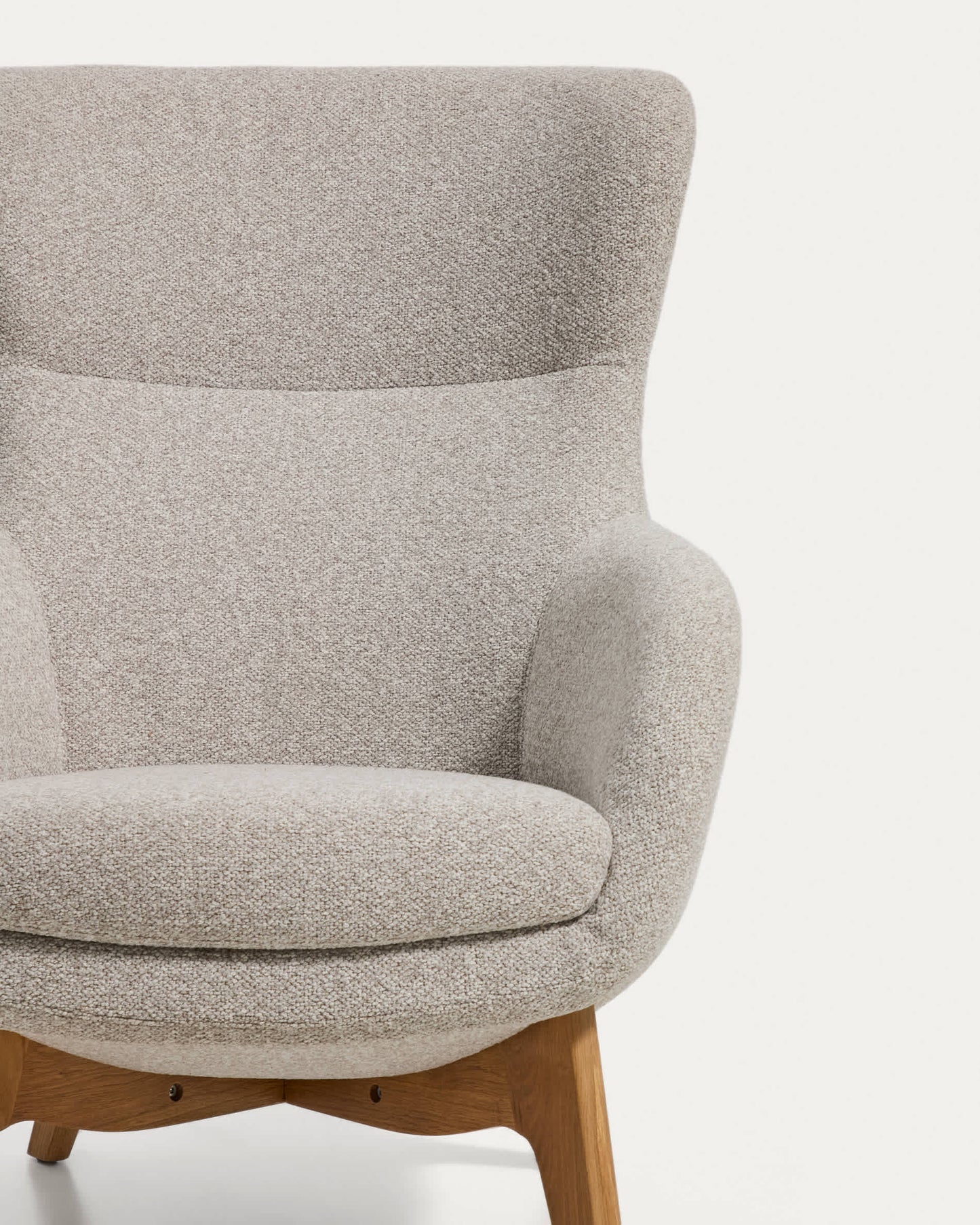 Poltrona Adiran in ciniglia spessa beige con gambe in legno massiccio di rovere con finitura naturale