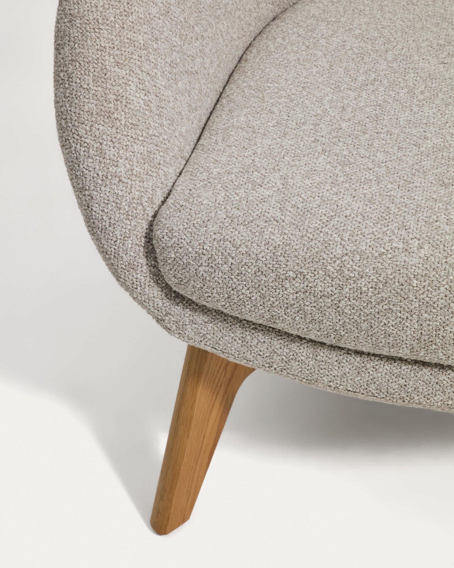 Poltrona Adiran in ciniglia spessa beige con gambe in legno massiccio di rovere con finitura naturale