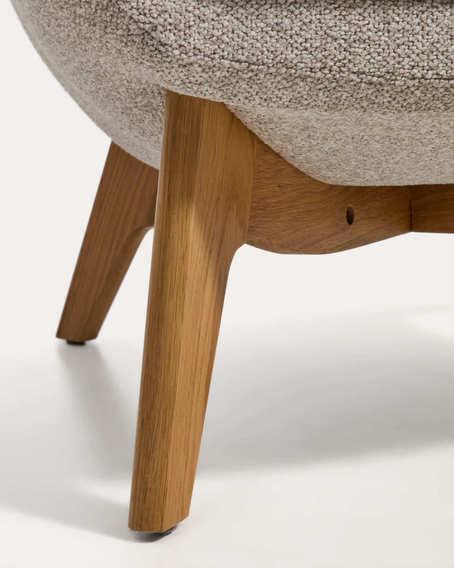 Poltrona Adiran in ciniglia spessa beige con gambe in legno massiccio di rovere con finitura naturale