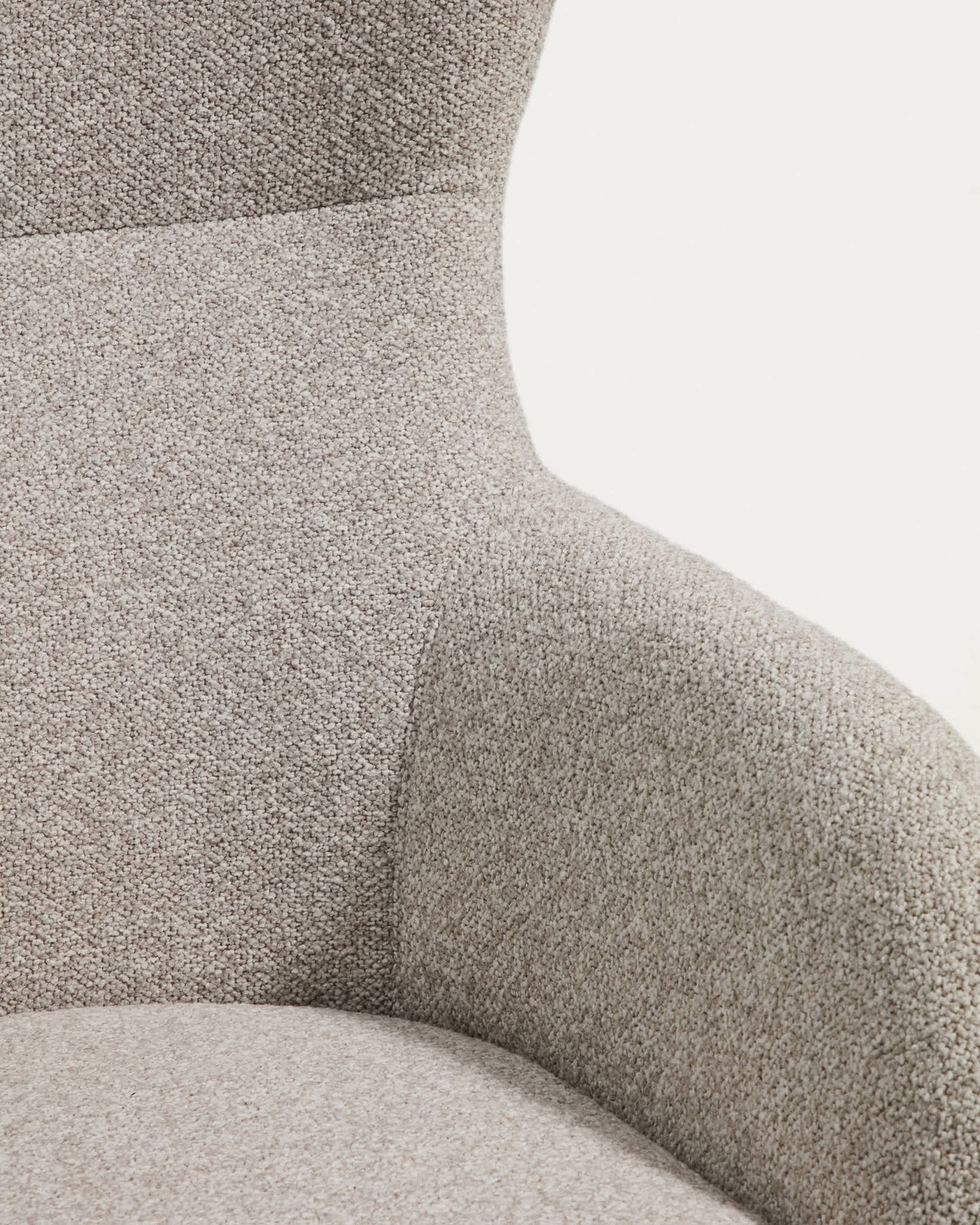 Poltrona Adiran in ciniglia spessa beige con gambe in legno massiccio di rovere con finitura naturale
