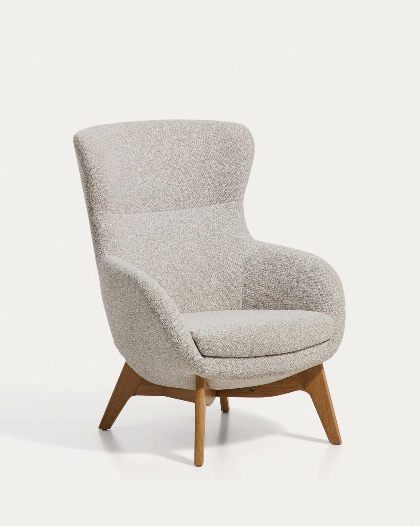 Poltrona Adiran in ciniglia spessa beige con gambe in legno massiccio di rovere con finitura naturale