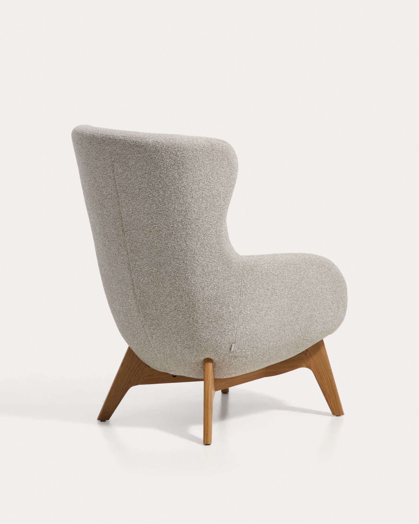 Poltrona Adiran in ciniglia spessa beige con gambe in legno massiccio di rovere con finitura naturale