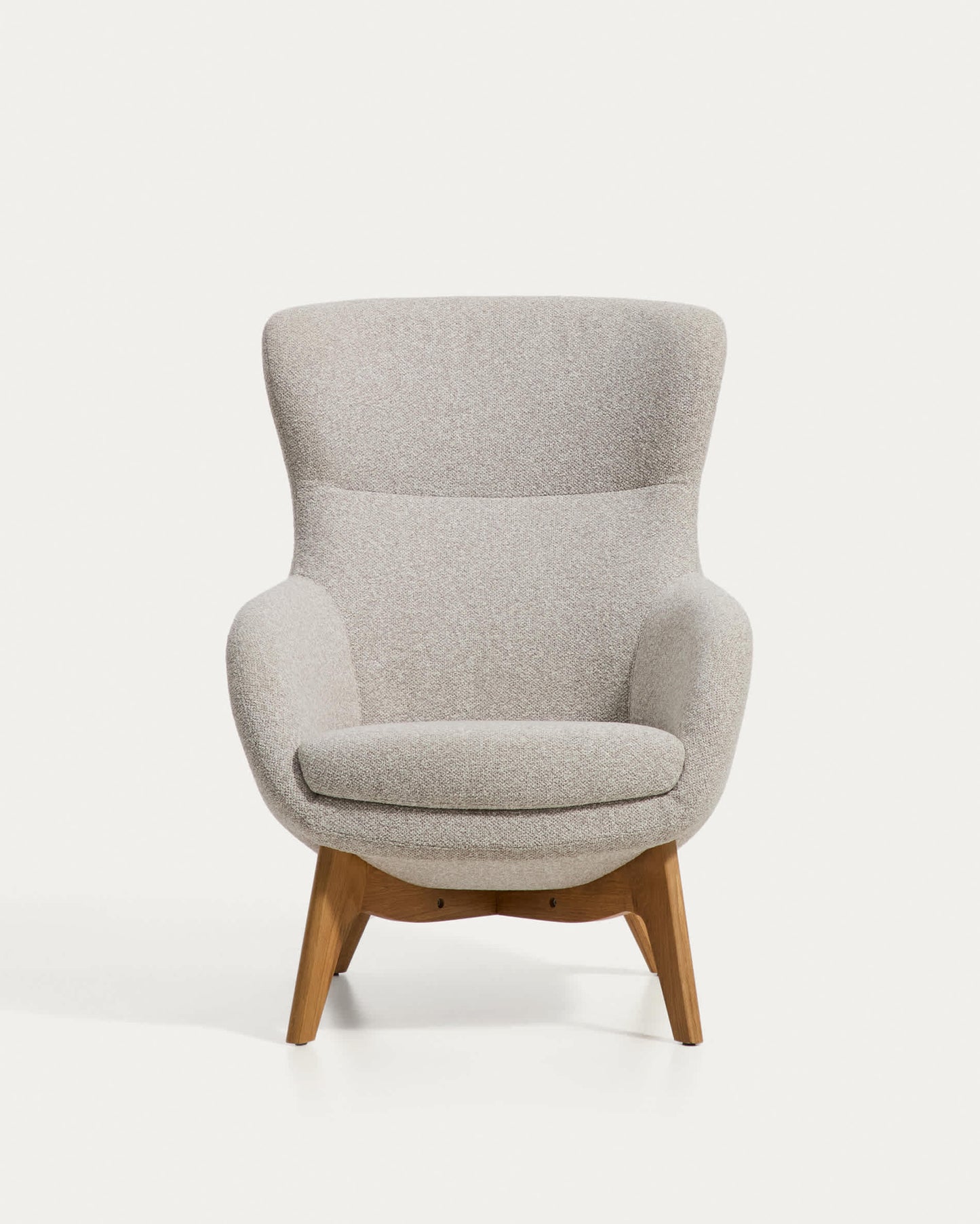 Poltrona Adiran in ciniglia spessa beige con gambe in legno massiccio di rovere con finitura naturale