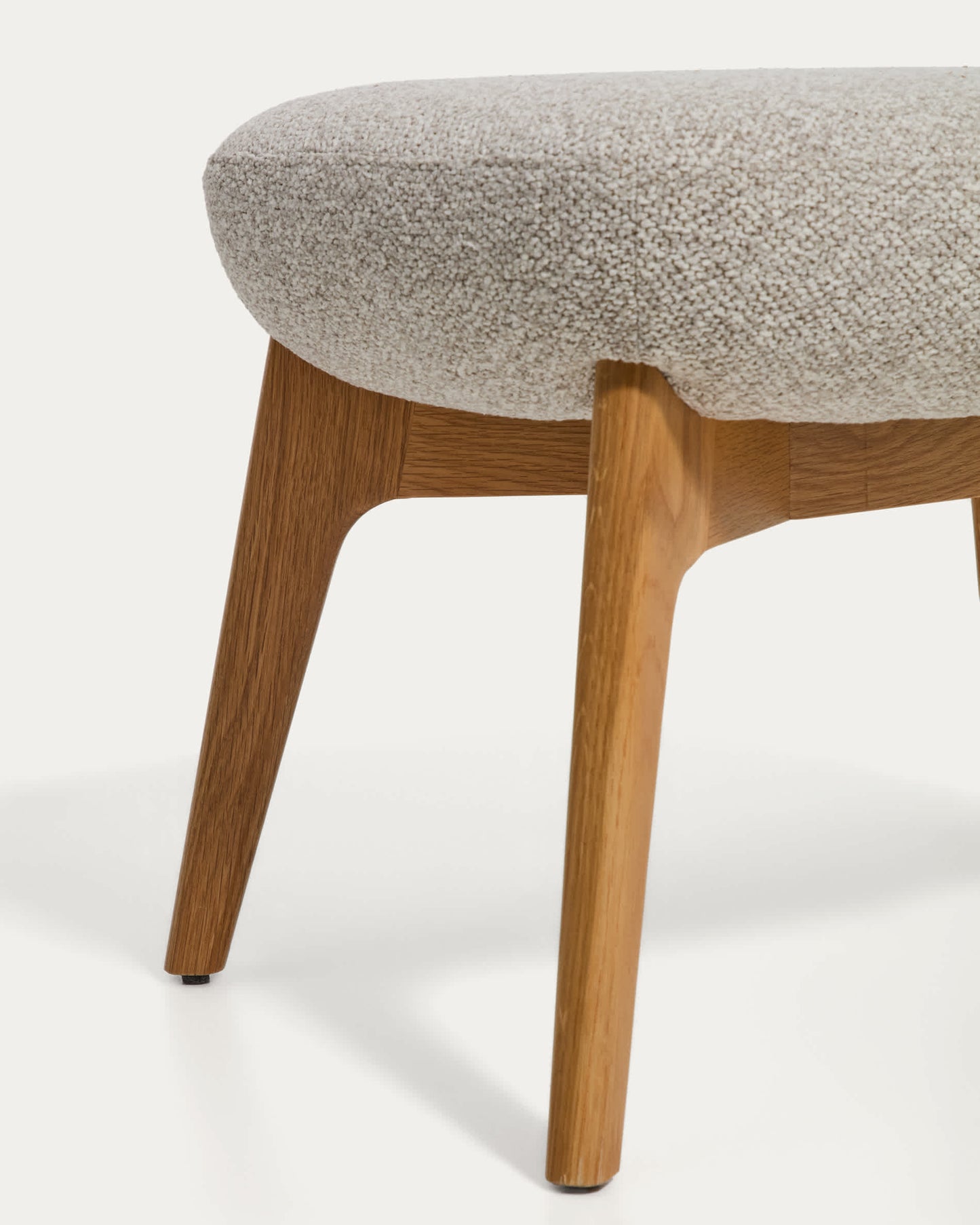 Poggiapiedi Adiran in ciniglia spessa beige con gambe in legno massiccio di rovere con finitura naturale