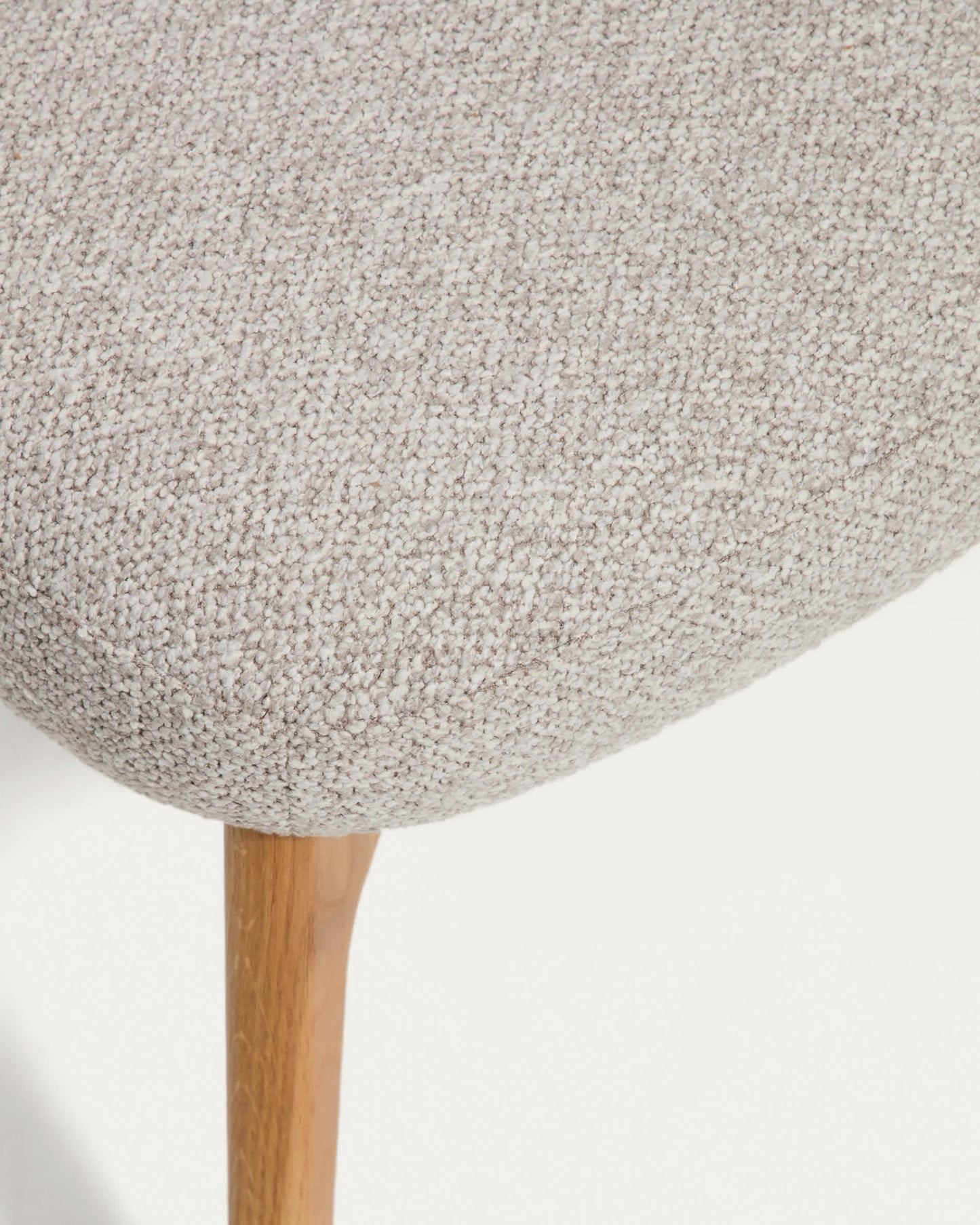 Poggiapiedi Adiran in ciniglia spessa beige con gambe in legno massiccio di rovere con finitura naturale
