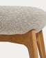 Poggiapiedi Adiran in ciniglia spessa beige con gambe in legno massiccio di rovere con finitura naturale
