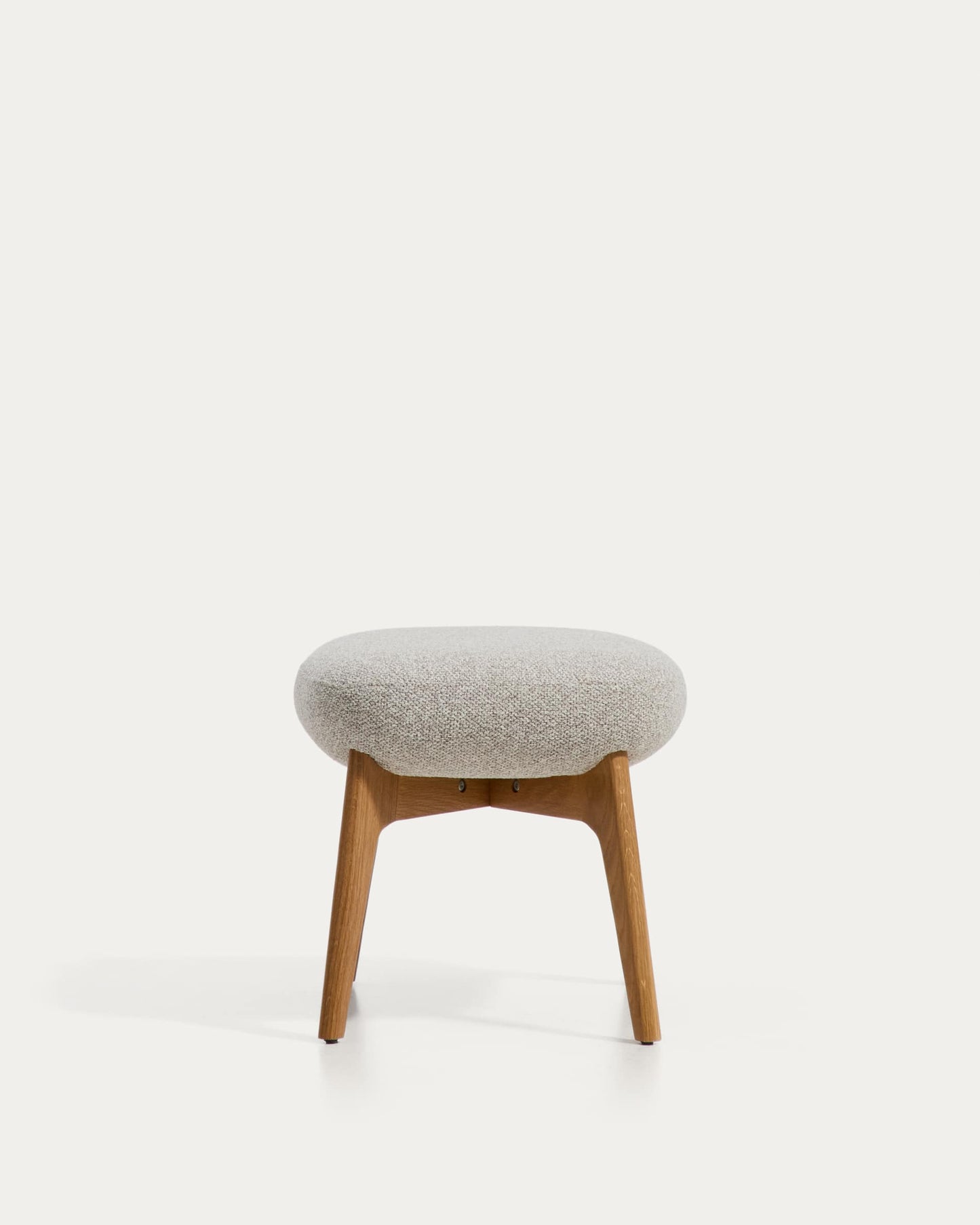 Poggiapiedi Adiran in ciniglia spessa beige con gambe in legno massiccio di rovere con finitura naturale