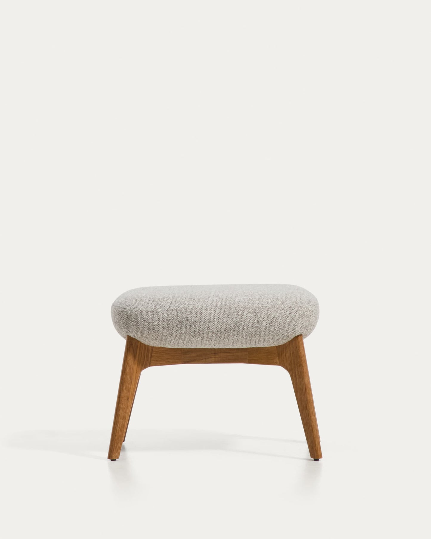 Poggiapiedi Adiran in ciniglia spessa beige con gambe in legno massiccio di rovere con finitura naturale