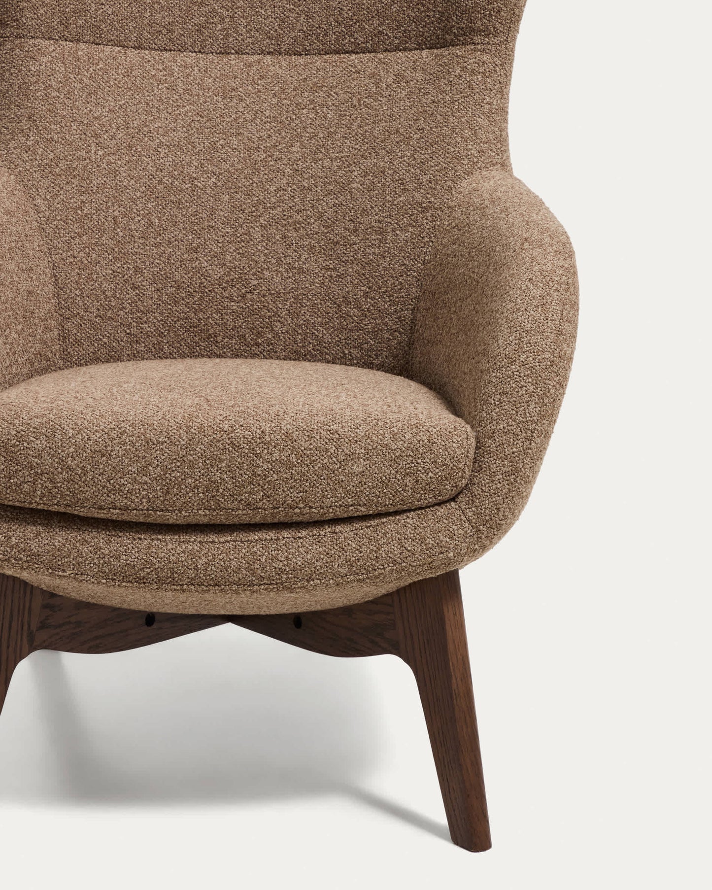 Poltrona Adiran in ciniglia spessa marrone chiaro con gambe in legno massiccio di rovere con finitura noce