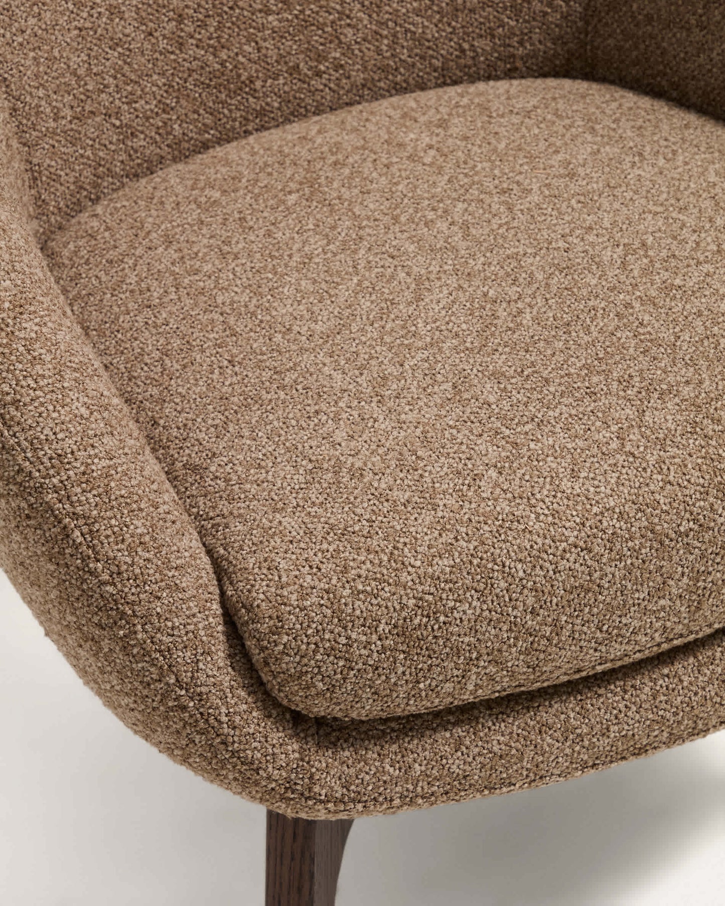Poltrona Adiran in ciniglia spessa marrone chiaro con gambe in legno massiccio di rovere con finitura noce