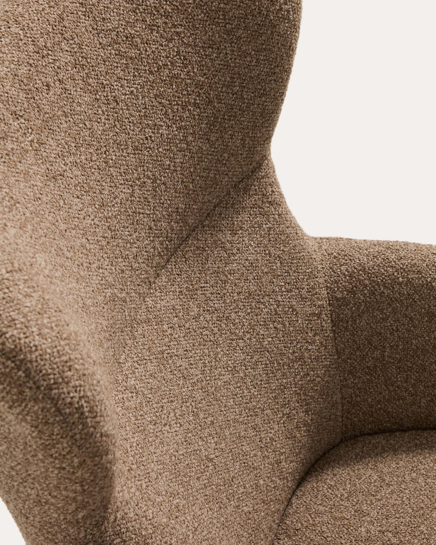 Poltrona Adiran in ciniglia spessa marrone chiaro con gambe in legno massiccio di rovere con finitura noce