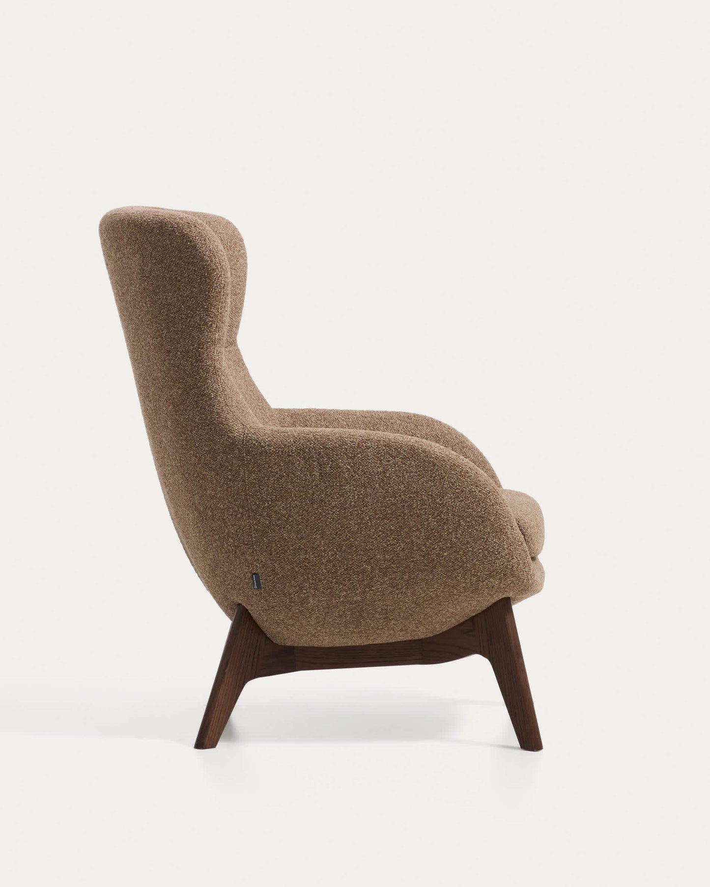 Poltrona Adiran in ciniglia spessa marrone chiaro con gambe in legno massiccio di rovere con finitura noce