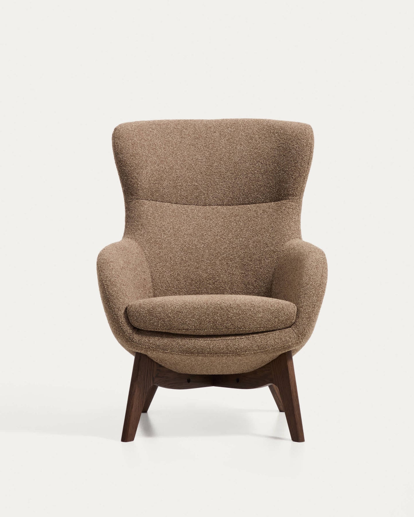 Poltrona Adiran in ciniglia spessa marrone chiaro con gambe in legno massiccio di rovere con finitura noce
