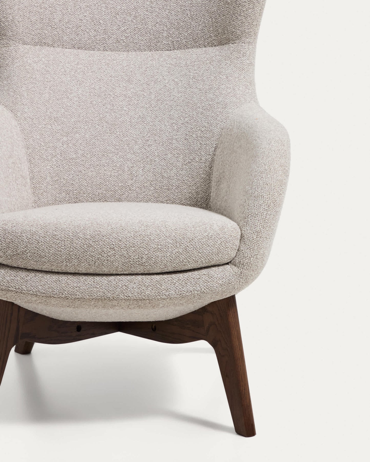 Poltrona Adiran in ciniglia spessa beige con gambe in legno massiccio di rovere con finitura noce