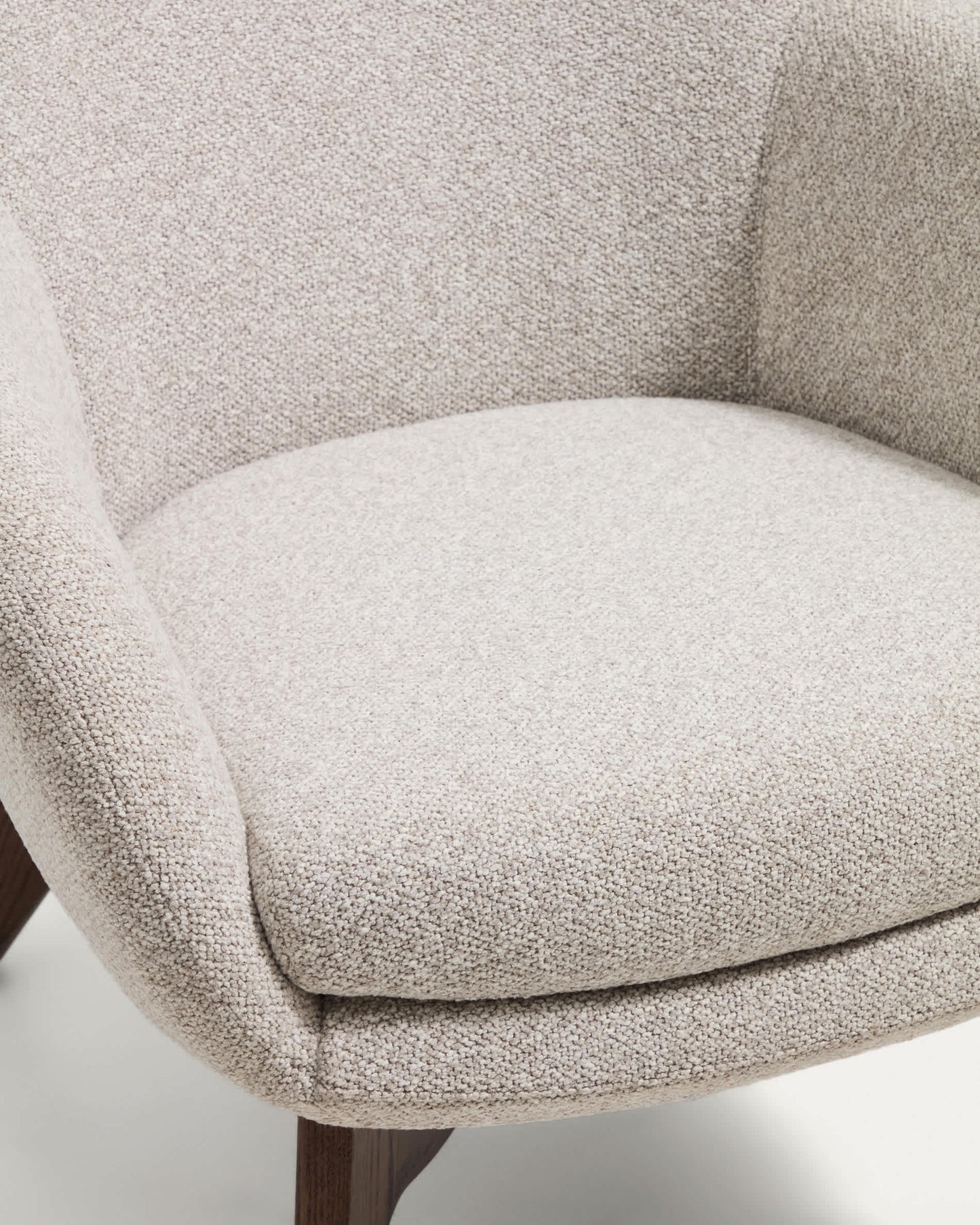 Poltrona Adiran in ciniglia spessa beige con gambe in legno massiccio di rovere con finitura noce