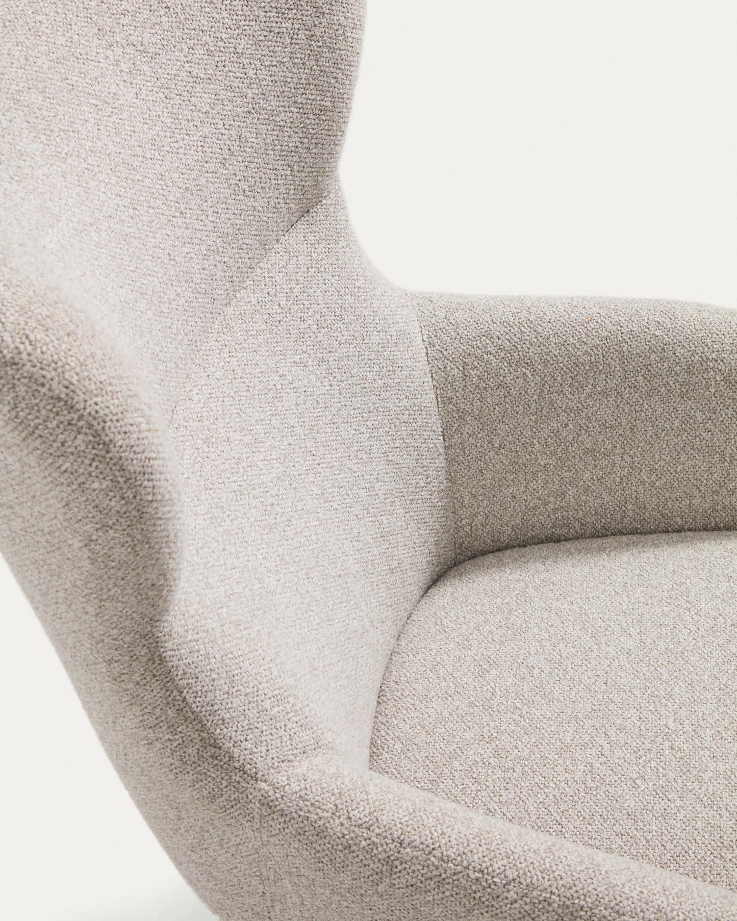 Poltrona Adiran in ciniglia spessa beige con gambe in legno massiccio di rovere con finitura noce