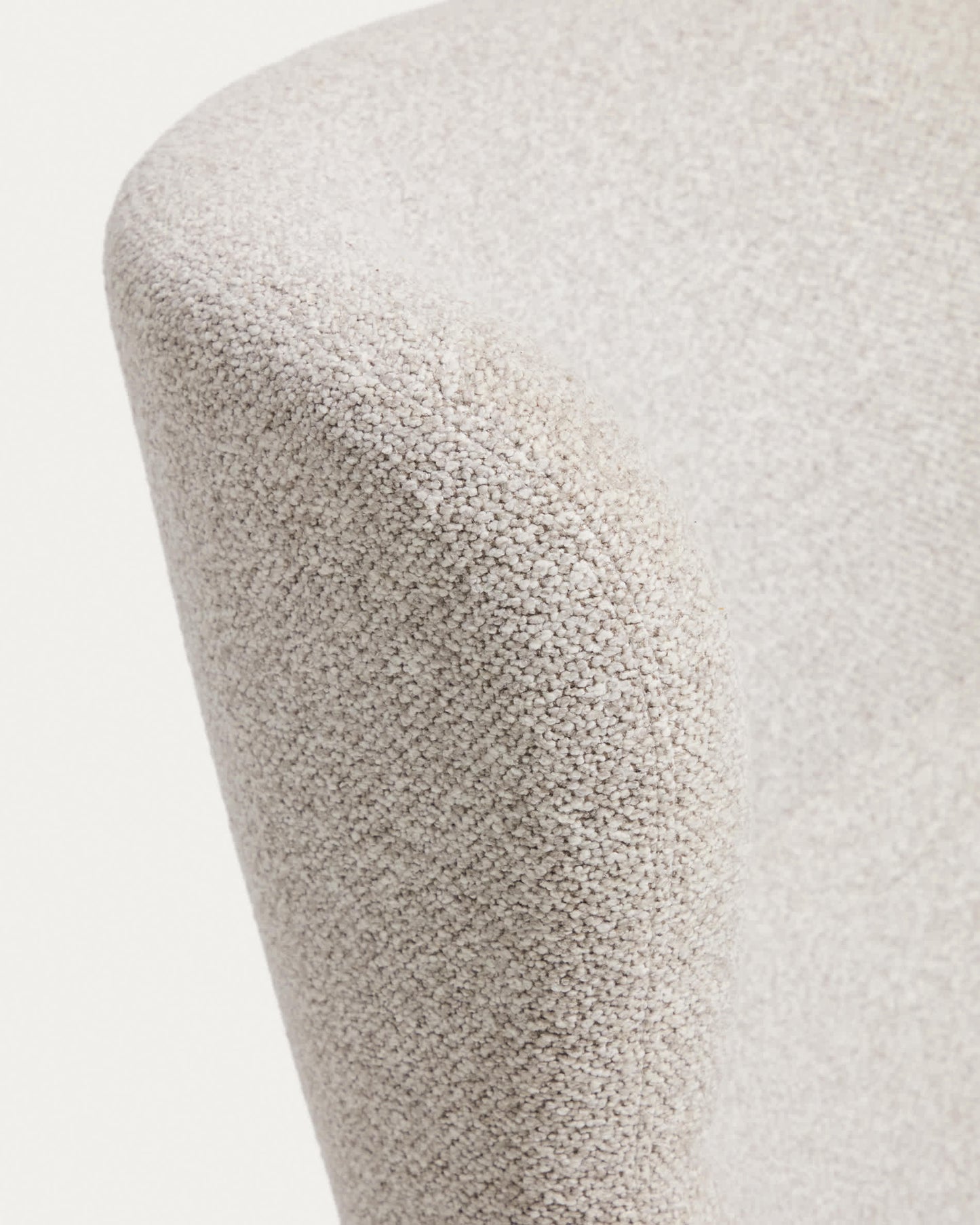 Poltrona Adiran in ciniglia spessa beige con gambe in legno massiccio di rovere con finitura noce