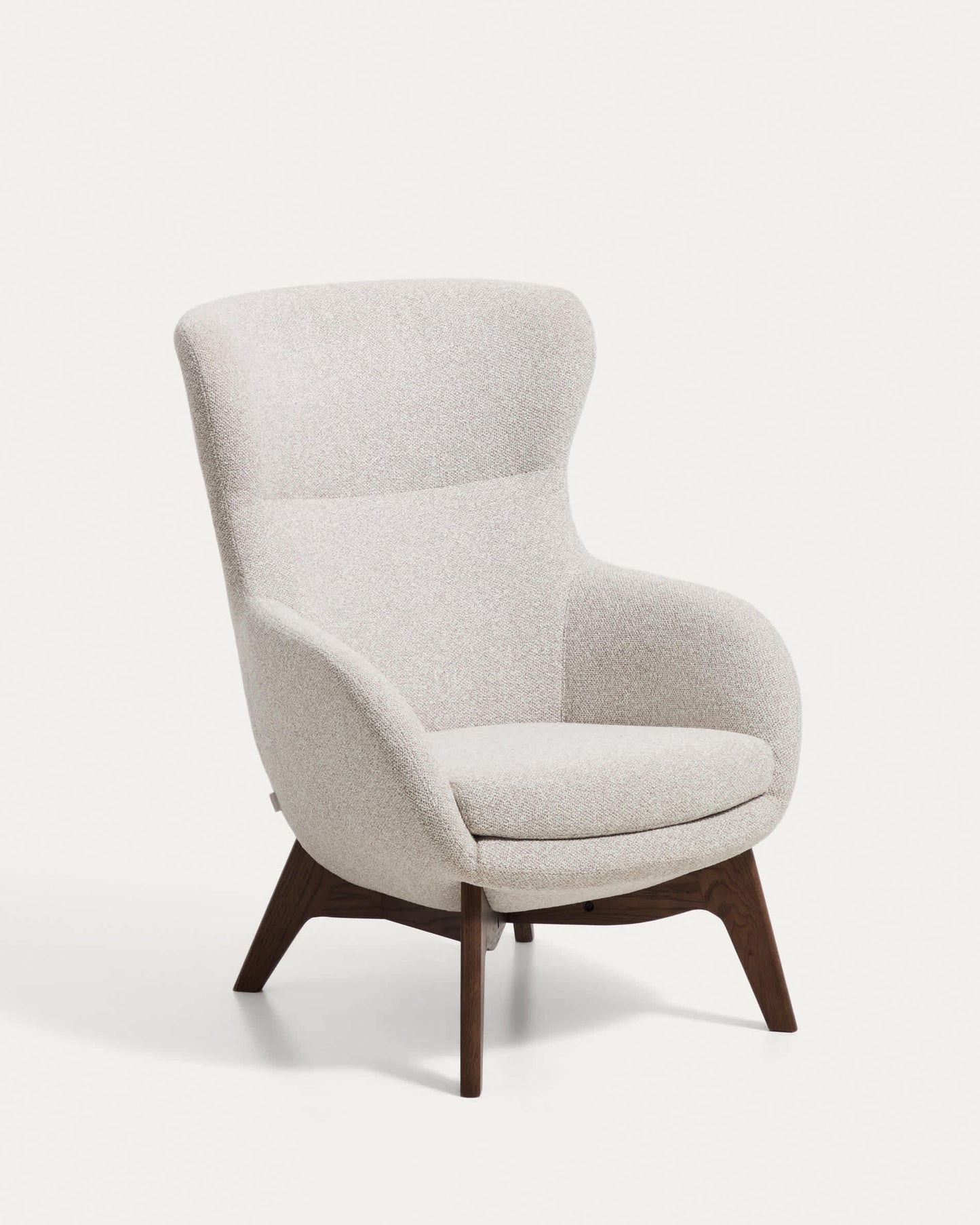 Poltrona Adiran in ciniglia spessa beige con gambe in legno massiccio di rovere con finitura noce
