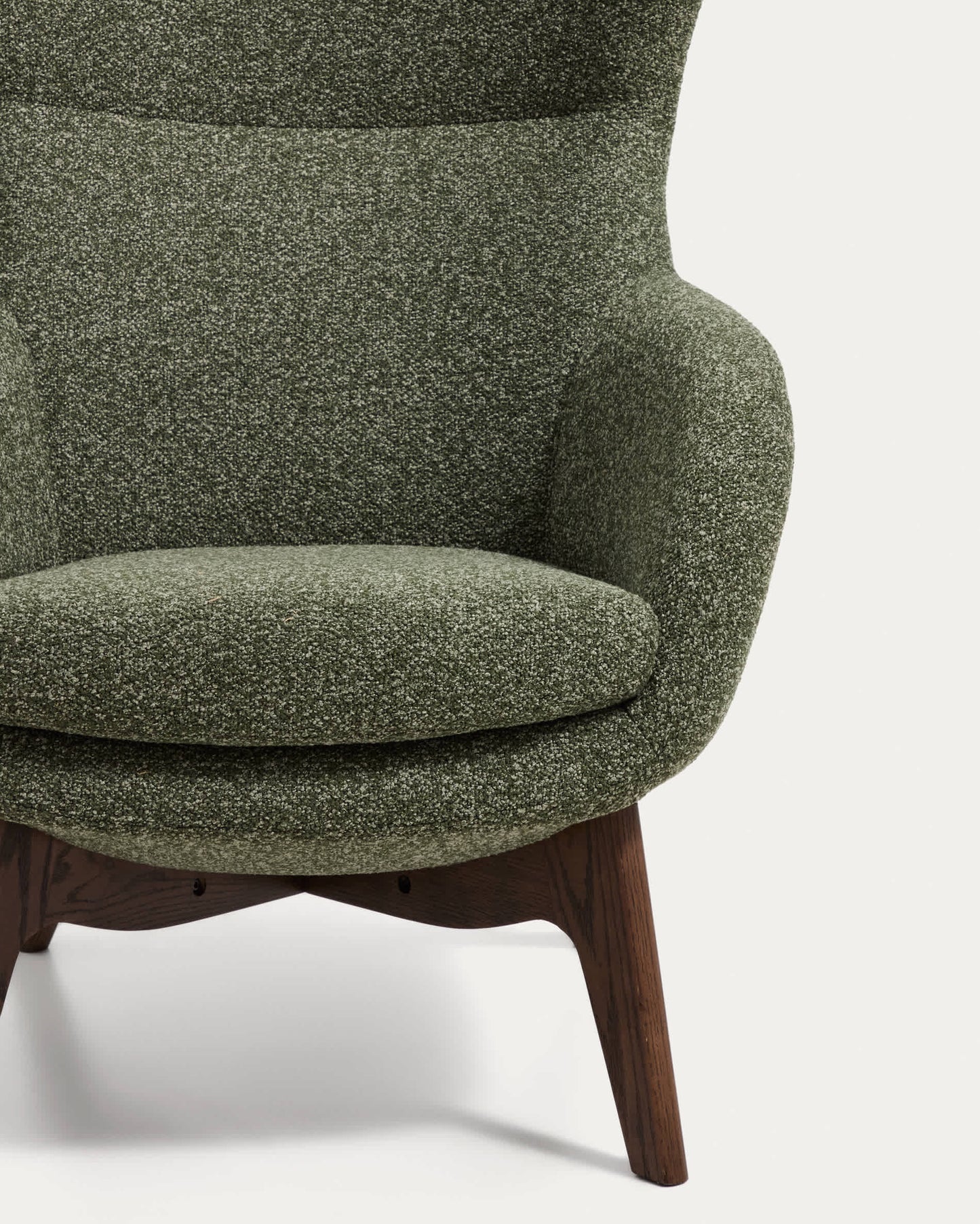 Poltrona Adiran in ciniglia spessa verde muschio con gambe in legno massiccio di rovere con finitura noce