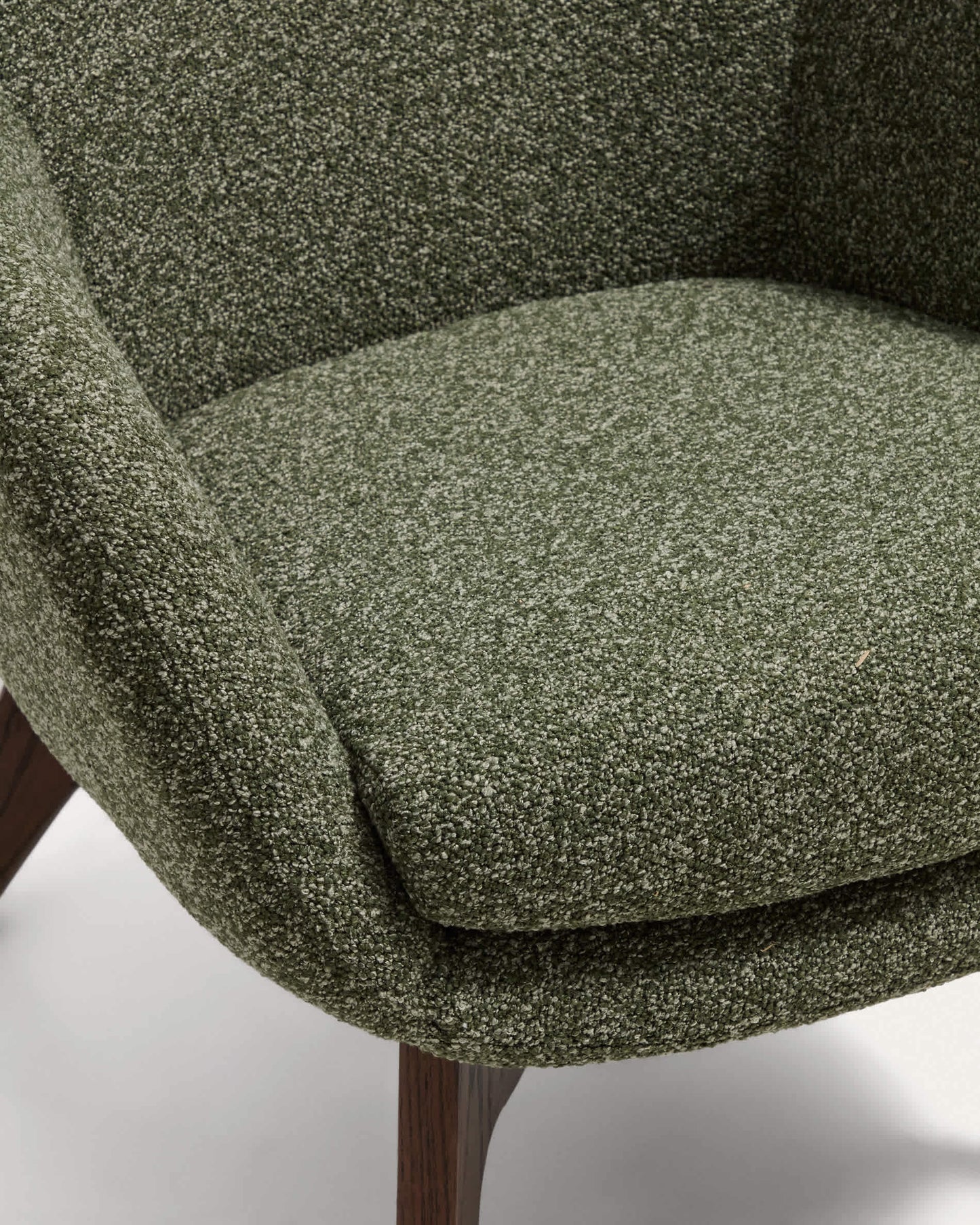 Poltrona Adiran in ciniglia spessa verde muschio con gambe in legno massiccio di rovere con finitura noce
